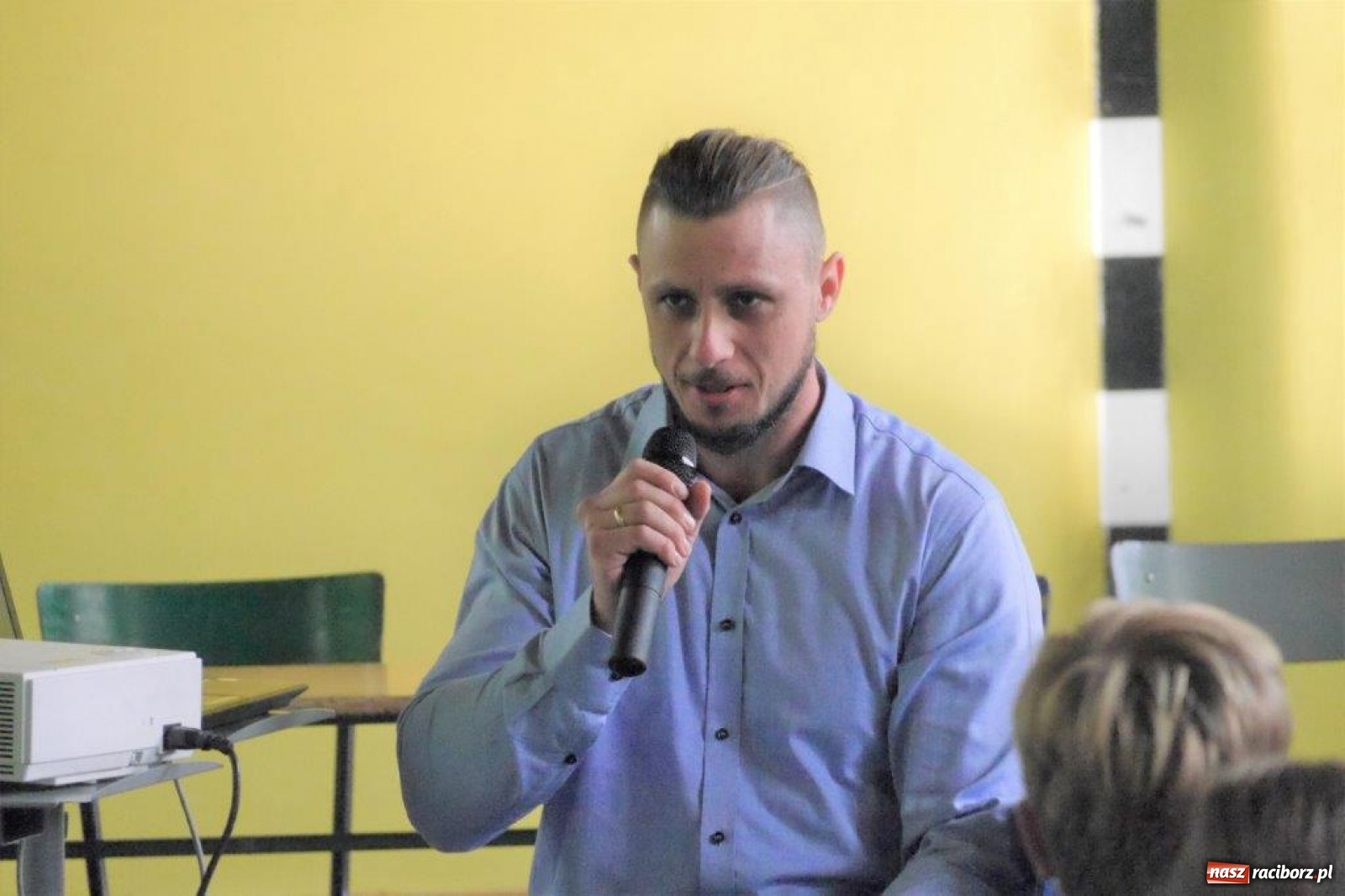 Zdjęcie w galerii na portalu naszraciborz.pl: Szymon Bolik opowiadał w Rudach o trolikach wiadomości z regionu