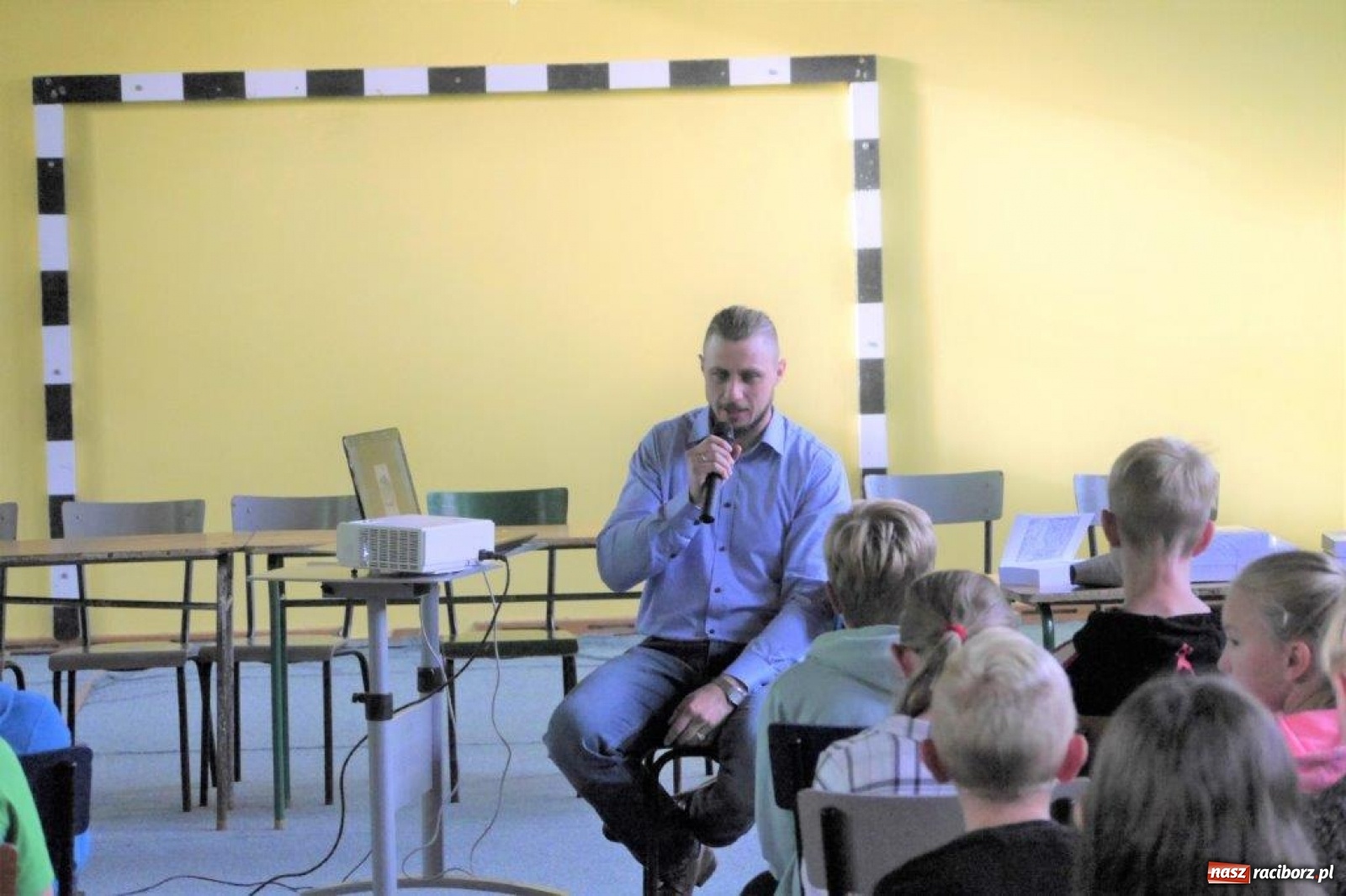 Zdjęcie w galerii na portalu naszraciborz.pl: Szymon Bolik opowiadał w Rudach o trolikach wiadomości z regionu