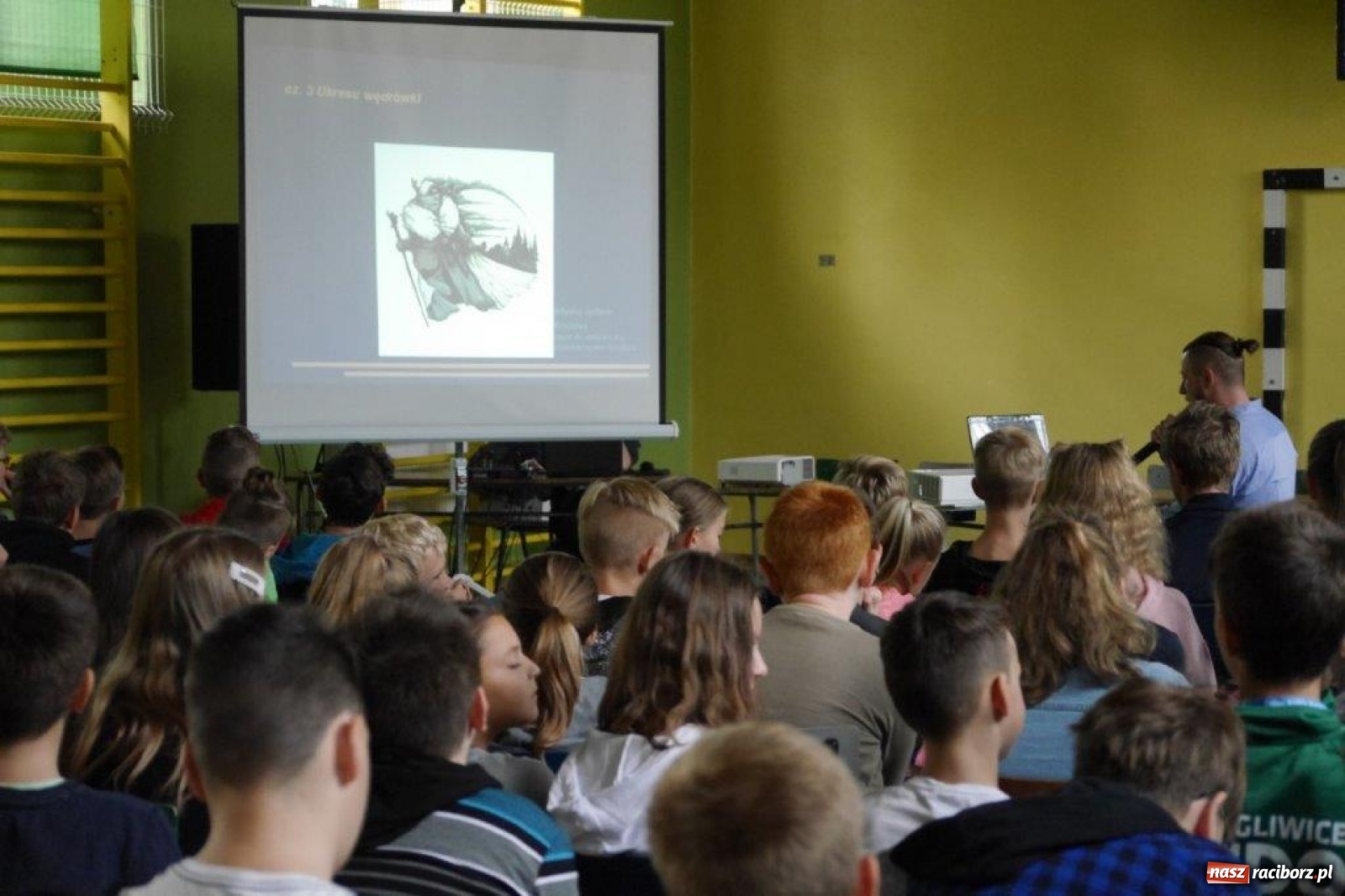 Zdjęcie w galerii na portalu naszraciborz.pl: Szymon Bolik opowiadał w Rudach o trolikach wiadomości z regionu