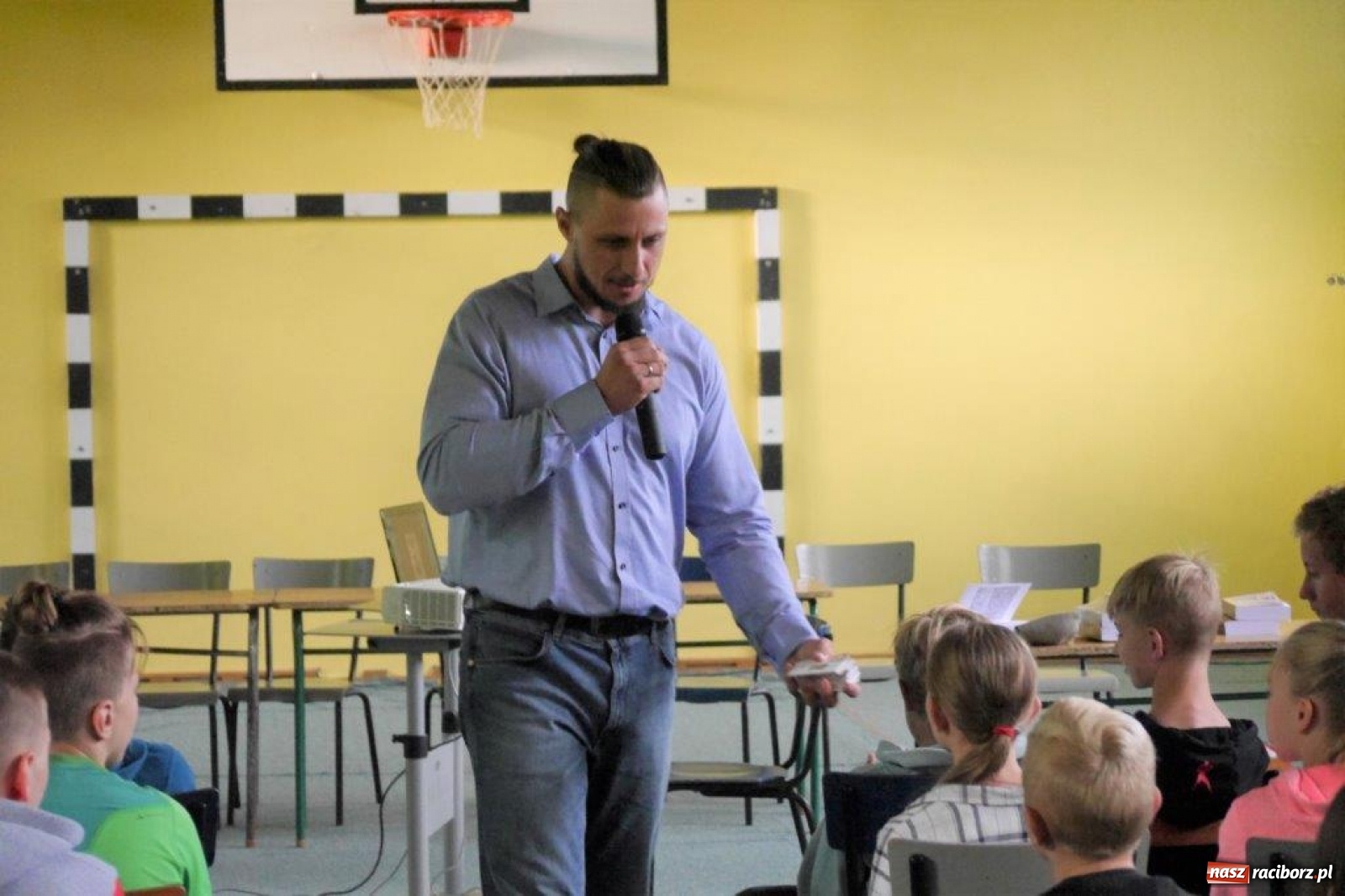 Zdjęcie w galerii na portalu naszraciborz.pl: Szymon Bolik opowiadał w Rudach o trolikach wiadomości z regionu