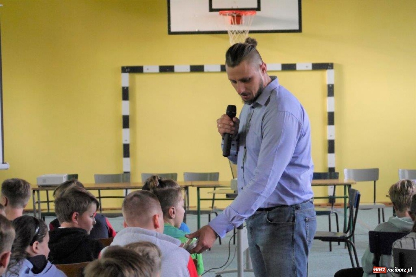 Zdjęcie w galerii na portalu naszraciborz.pl: Szymon Bolik opowiadał w Rudach o trolikach wiadomości z regionu