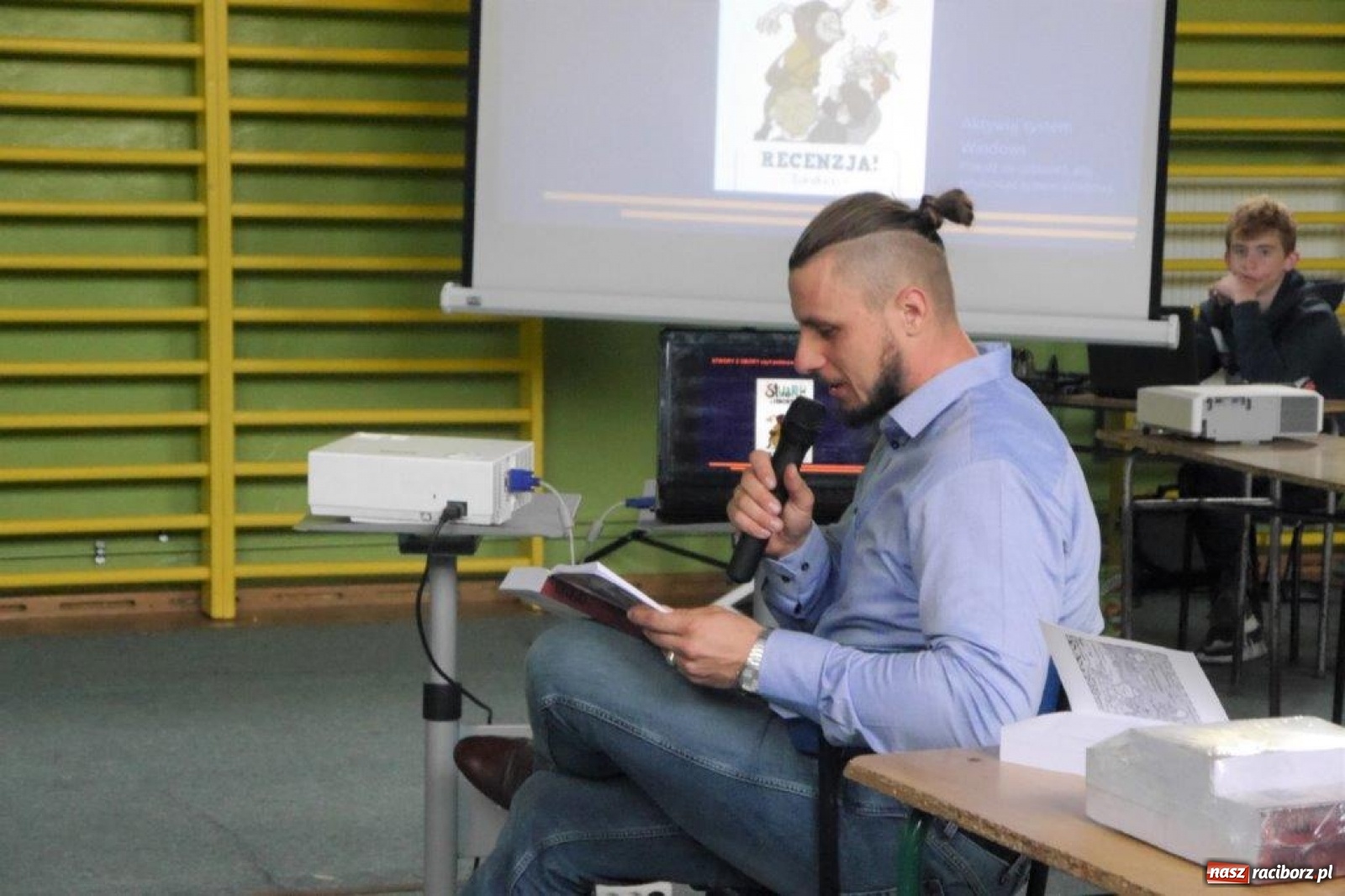 Zdjęcie w galerii na portalu naszraciborz.pl: Szymon Bolik opowiadał w Rudach o trolikach wiadomości z regionu