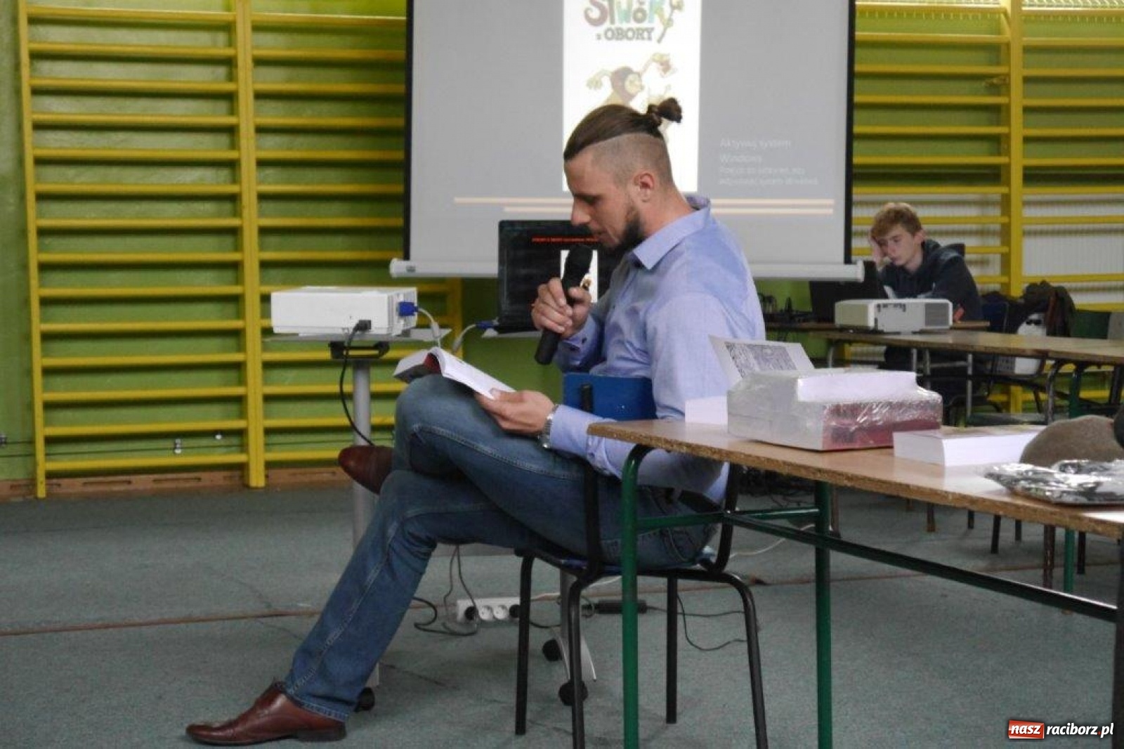 Zdjęcie w galerii na portalu naszraciborz.pl: Szymon Bolik opowiadał w Rudach o trolikach wiadomości z regionu