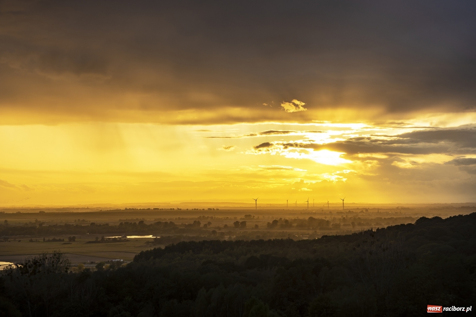 Zdjęcie w galerii na portalu naszraciborz.pl: Magiczny zachód słońca widziany z wieży w Pogrzebieniu [FOTO] wiadomości z regionu