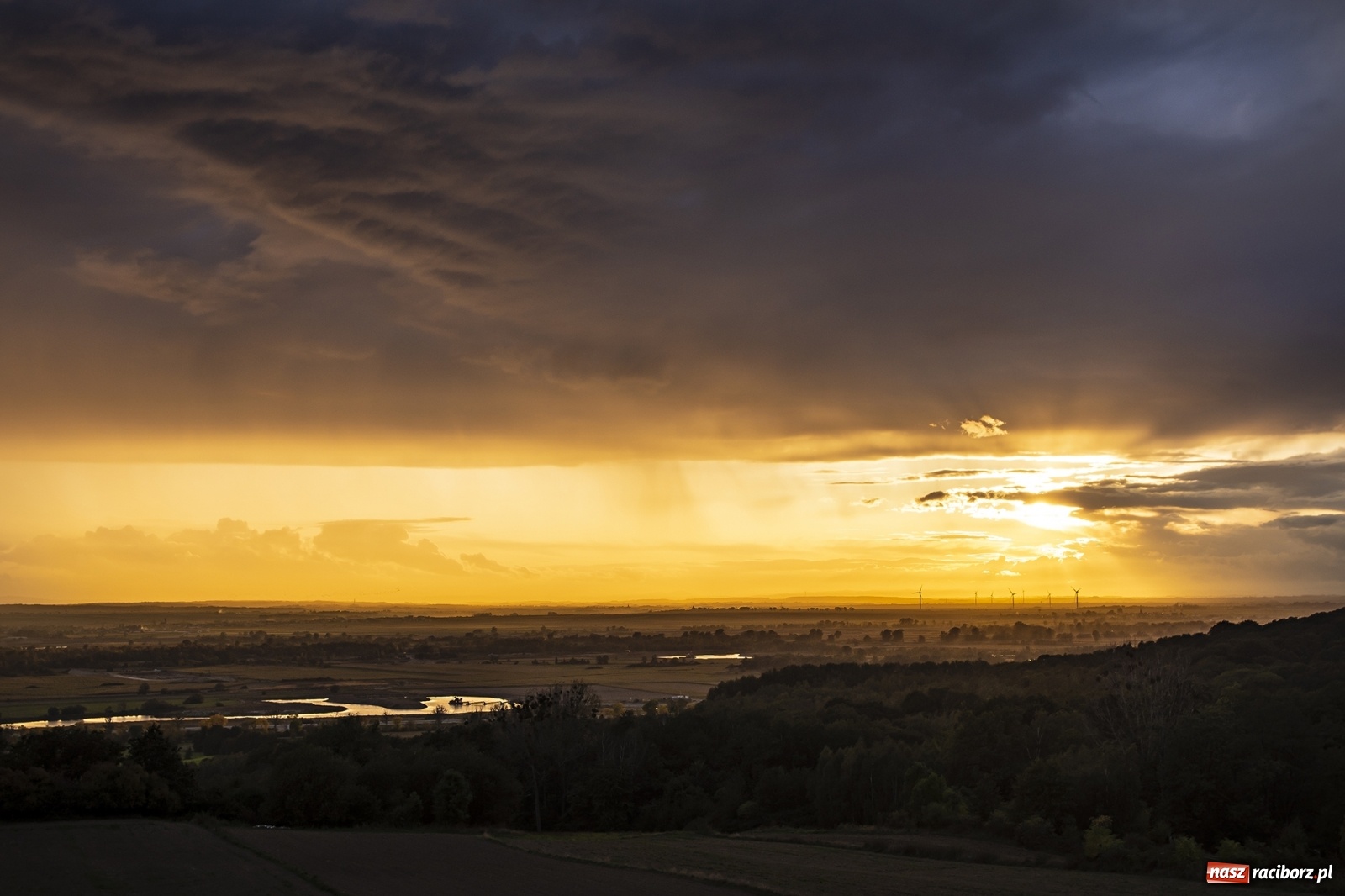 Zdjęcie w galerii na portalu naszraciborz.pl: Magiczny zachód słońca widziany z wieży w Pogrzebieniu [FOTO] wiadomości z regionu