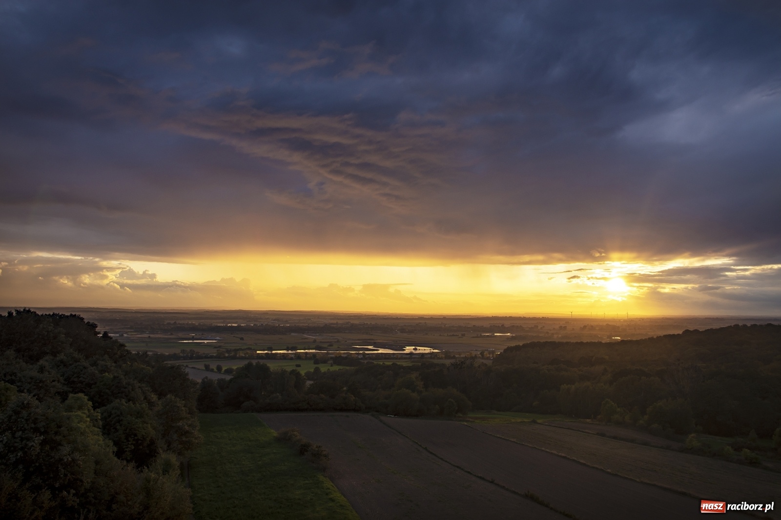 Zdjęcie w galerii na portalu naszraciborz.pl: Magiczny zachód słońca widziany z wieży w Pogrzebieniu [FOTO] wiadomości z regionu