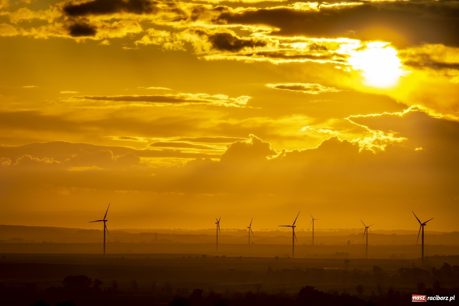 Zdjęcie w galerii na portalu naszraciborz.pl: Magiczny zachód słońca widziany z wieży w Pogrzebieniu [FOTO] wiadomości z regionu