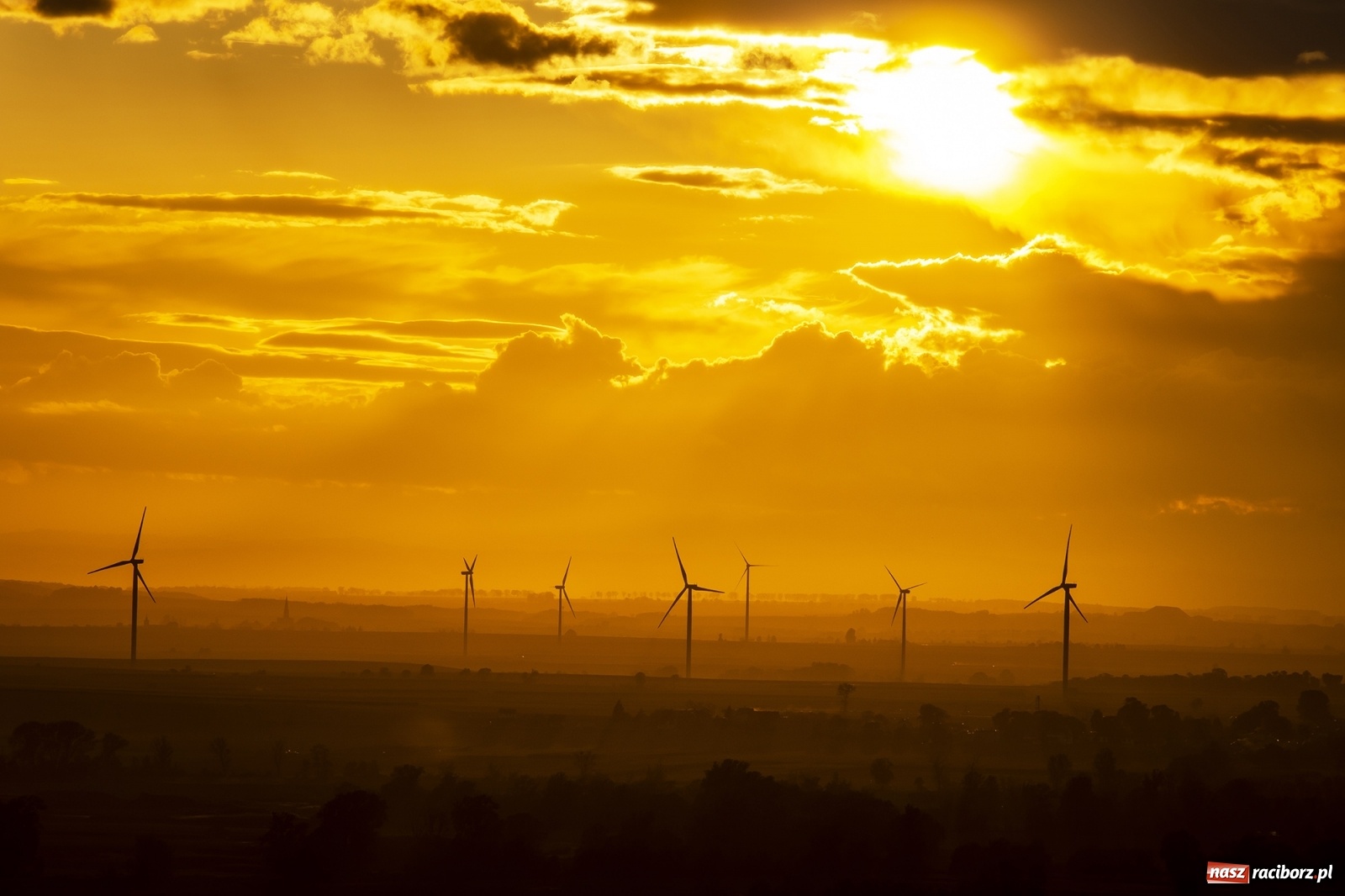 Zdjęcie w galerii na portalu naszraciborz.pl: Magiczny zachód słońca widziany z wieży w Pogrzebieniu [FOTO] wiadomości z regionu