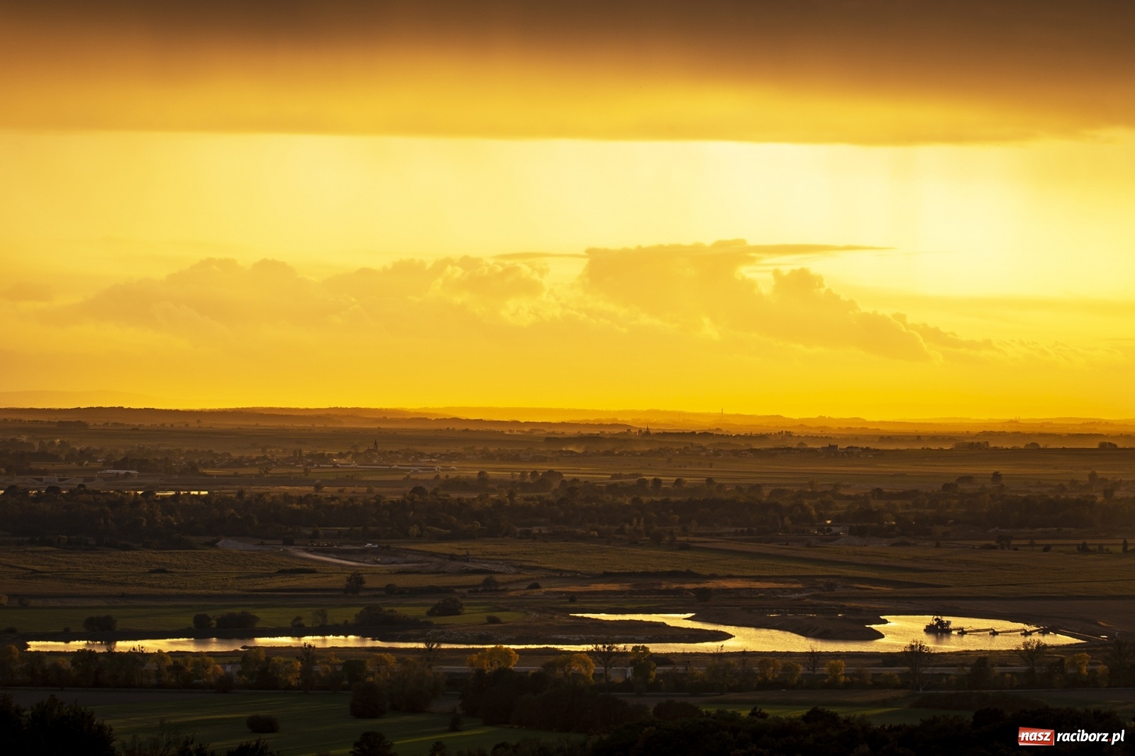 Zdjęcie w galerii na portalu naszraciborz.pl: Magiczny zachód słońca widziany z wieży w Pogrzebieniu [FOTO] wiadomości z regionu