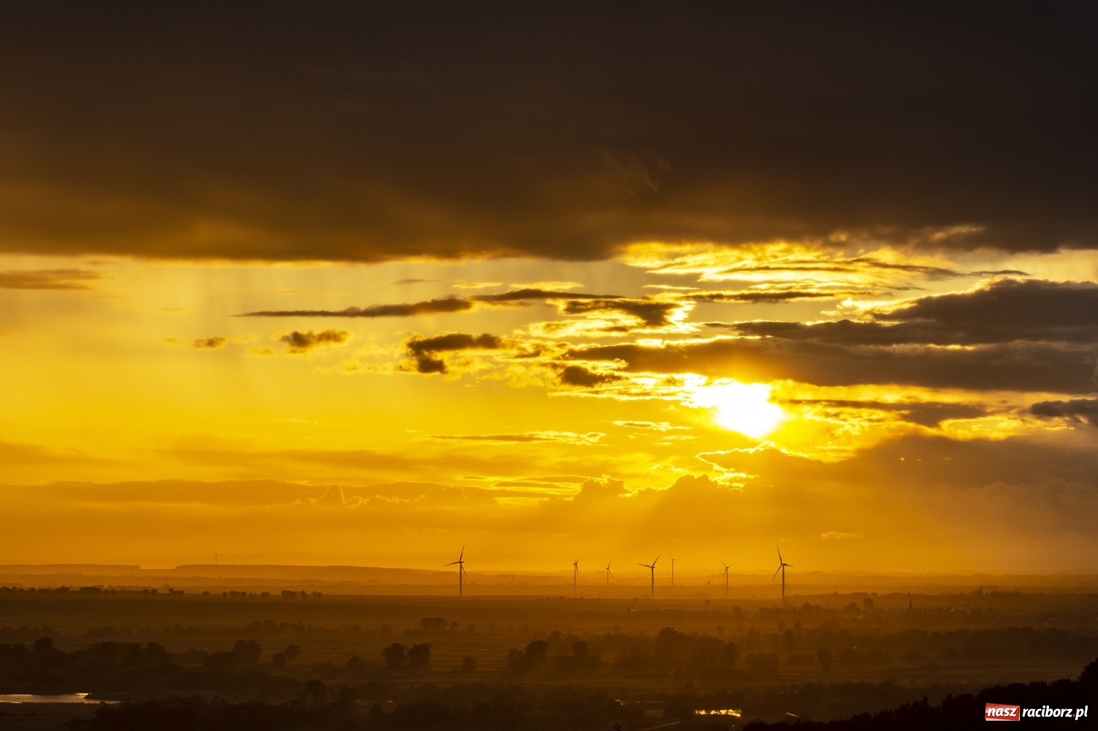 Zdjęcie w galerii na portalu naszraciborz.pl: Magiczny zachód słońca widziany z wieży w Pogrzebieniu [FOTO] wiadomości z regionu