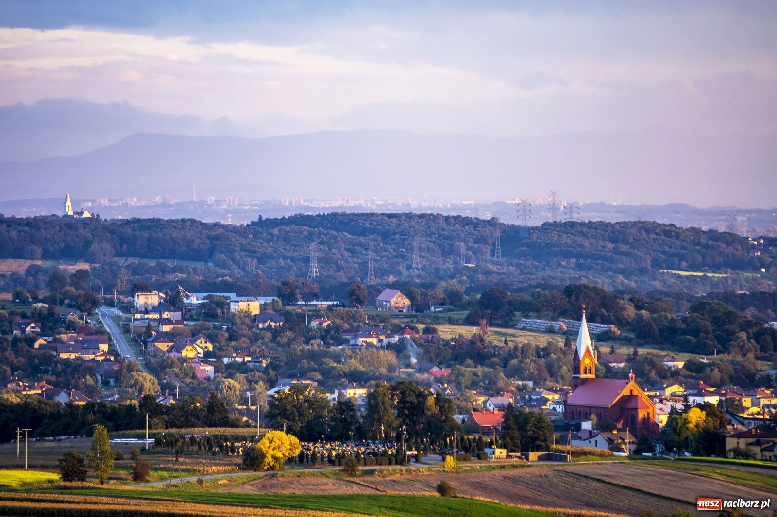 Zdjęcie w galerii na portalu naszraciborz.pl: Magiczny zachód słońca widziany z wieży w Pogrzebieniu [FOTO] wiadomości z regionu