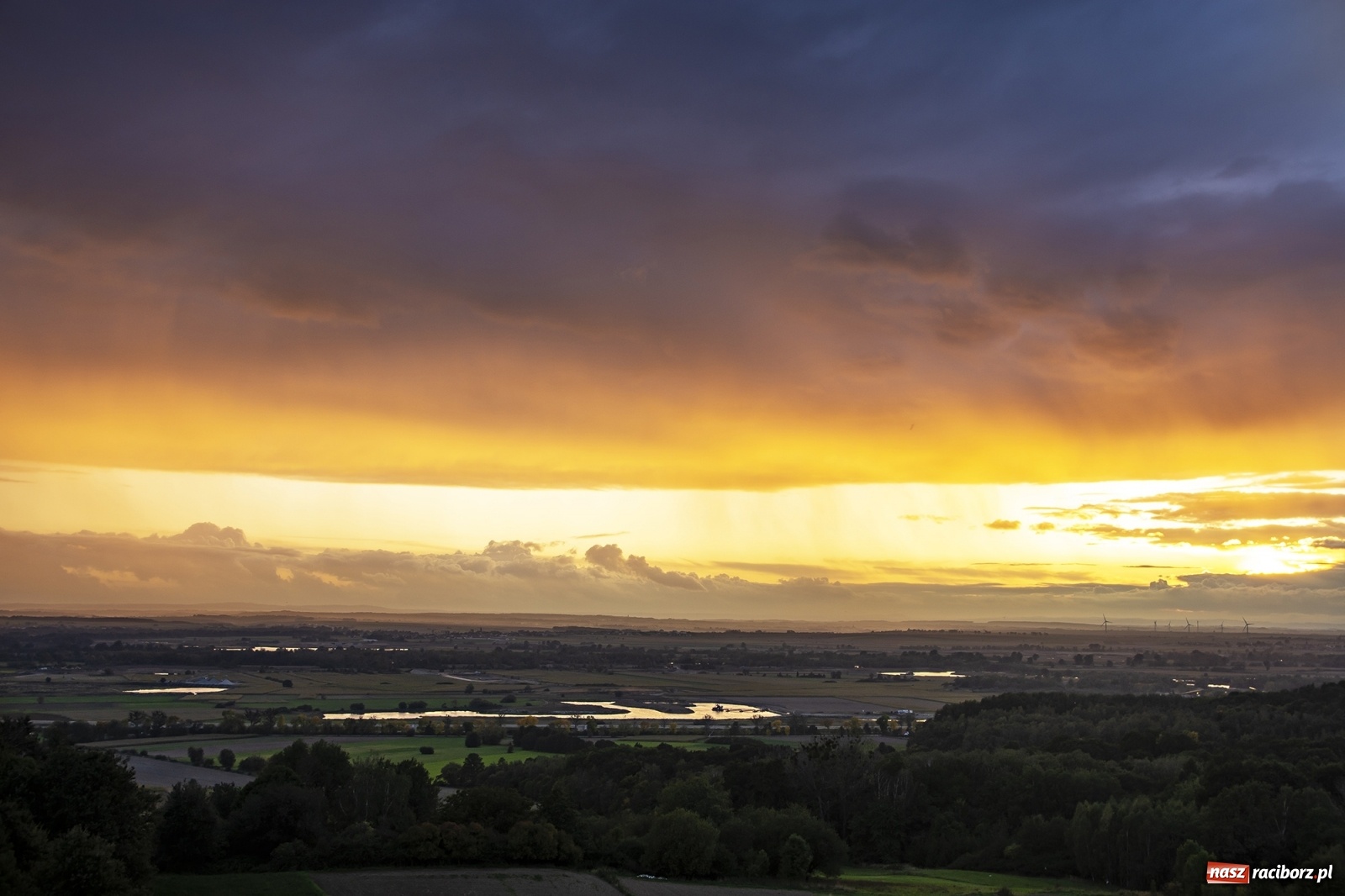 Zdjęcie w galerii na portalu naszraciborz.pl: Magiczny zachód słońca widziany z wieży w Pogrzebieniu [FOTO] wiadomości z regionu