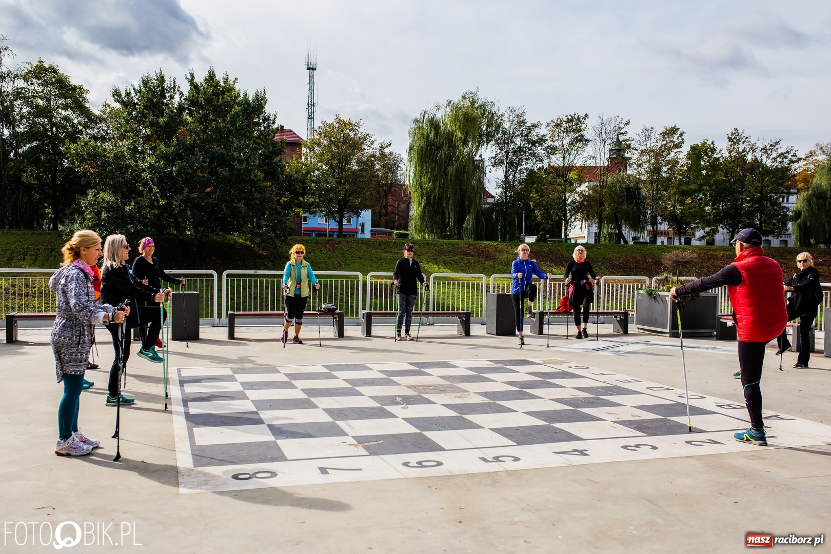 Zdjęcie w galerii na portalu naszraciborz.pl: Trening Nordic Walking na Przystani Kajakowej wiadomości z regionu