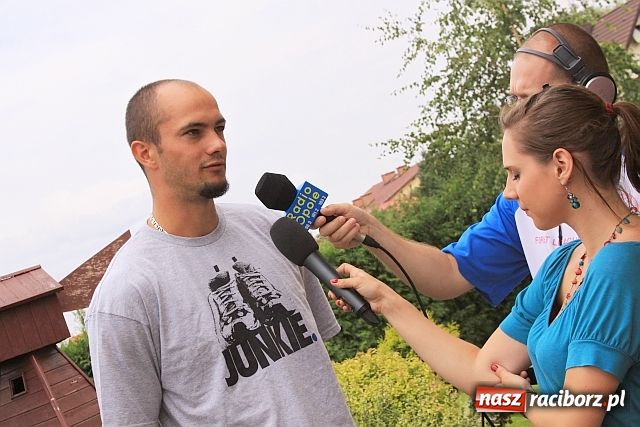 Zdjęcie w galerii na portalu naszraciborz.pl: Artur Noga z wizytą w domu wiadomości z regionu