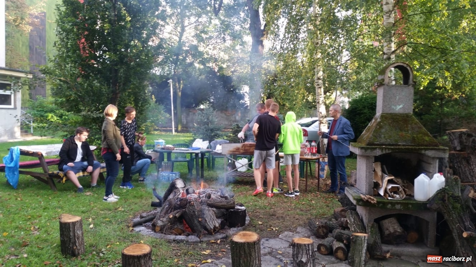 Zdjęcie w galerii na portalu naszraciborz.pl: Jesienne grillowanie w szkole dla niesłyszących wiadomości z regionu