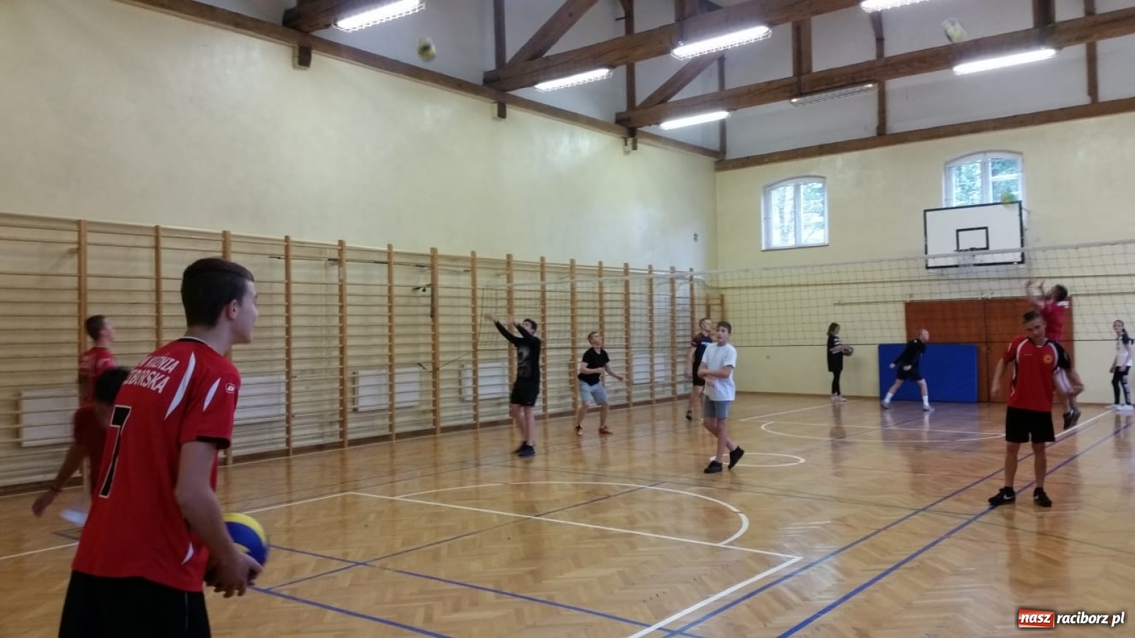 Zdjęcie w galerii na portalu naszraciborz.pl: Jesienne grillowanie w szkole dla niesłyszących wiadomości z regionu