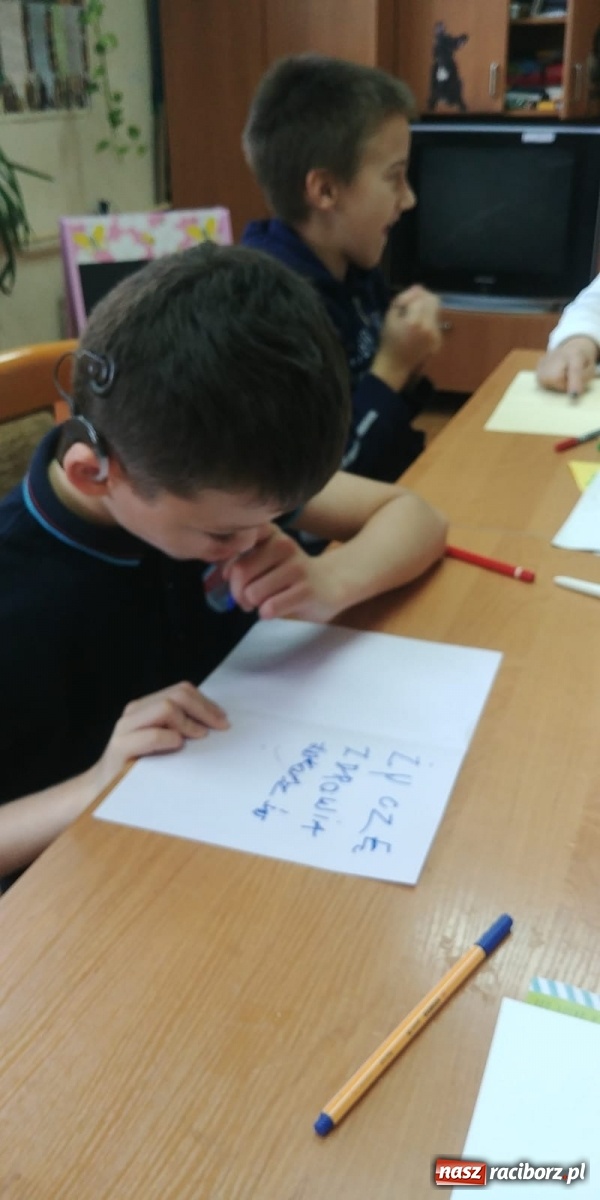 Zdjęcie w galerii na portalu naszraciborz.pl: Jesienne grillowanie w szkole dla niesłyszących wiadomości z regionu