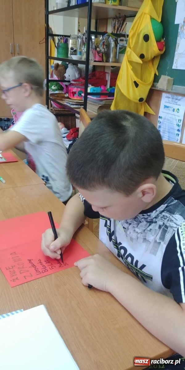 Zdjęcie w galerii na portalu naszraciborz.pl: Jesienne grillowanie w szkole dla niesłyszących wiadomości z regionu