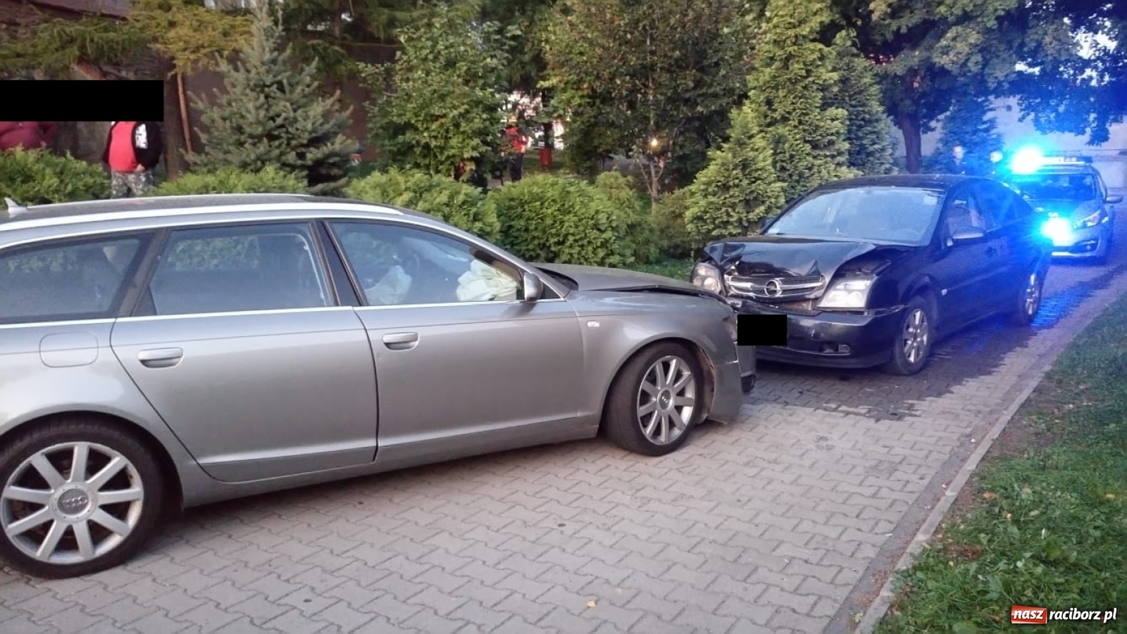 Zdjęcie w galerii na portalu naszraciborz.pl: Audi i opel zderzyły się pod kościołem  wiadomości z regionu