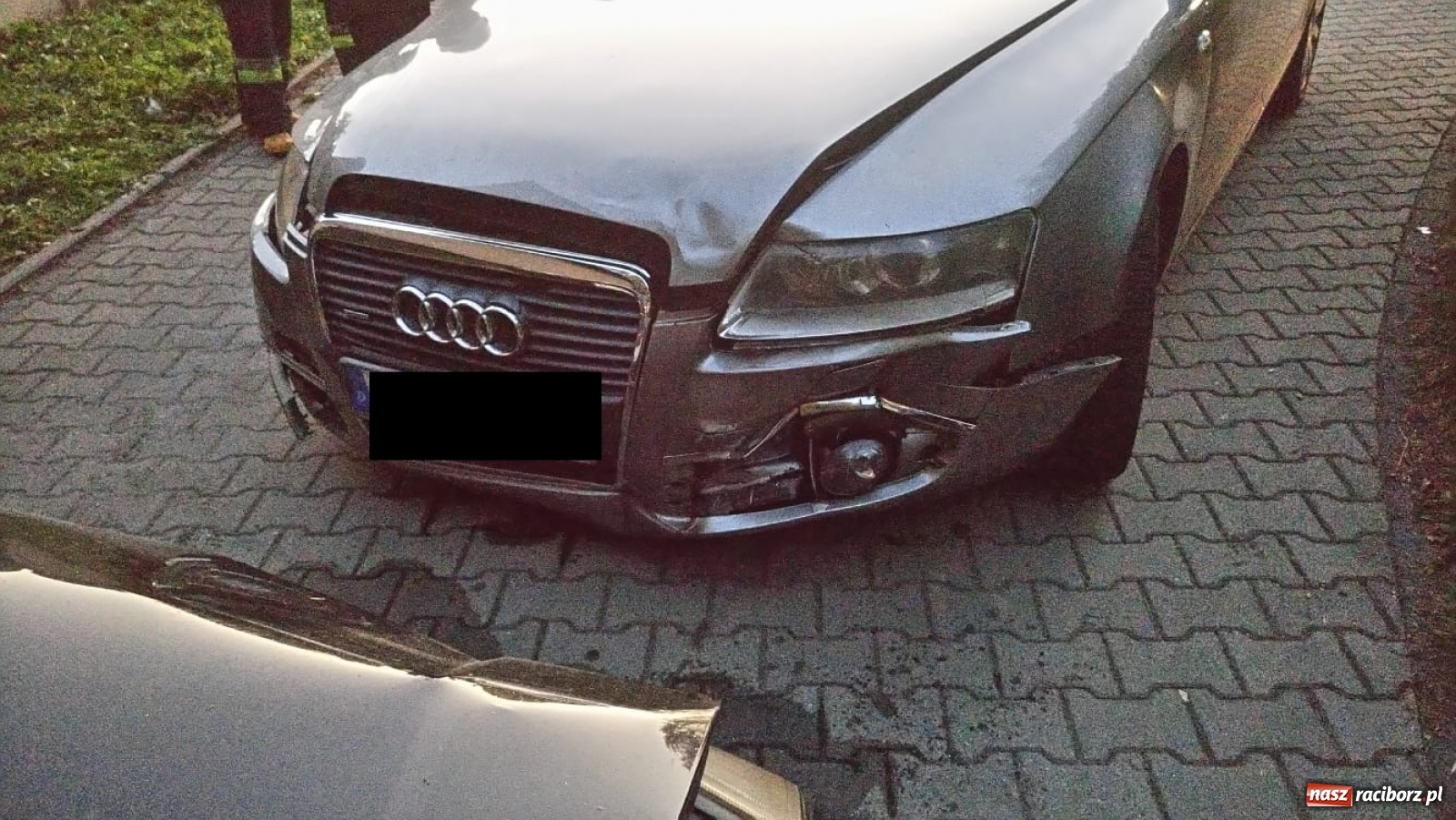 Zdjęcie w galerii na portalu naszraciborz.pl: Audi i opel zderzyły się pod kościołem  wiadomości z regionu