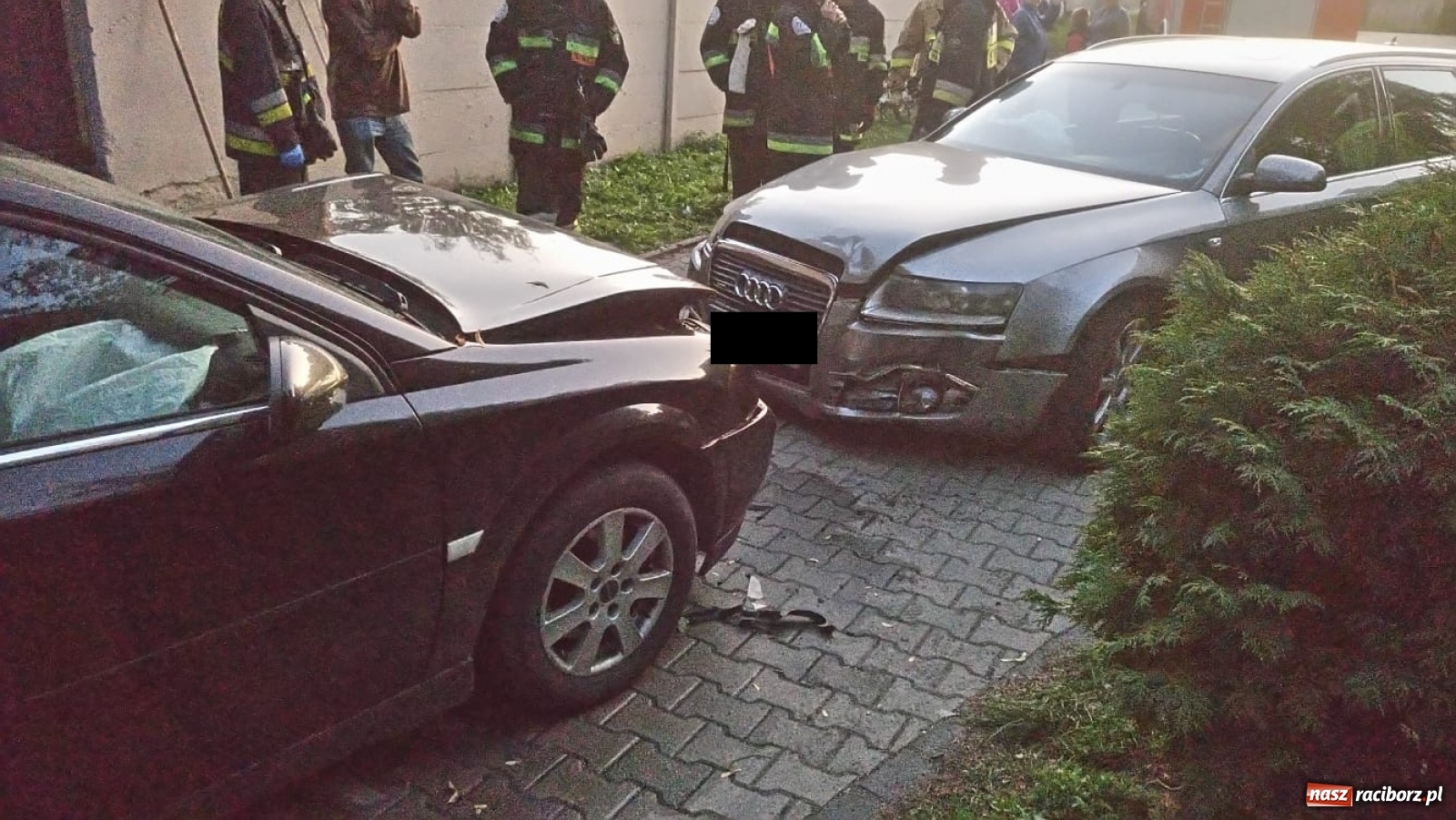 Zdjęcie w galerii na portalu naszraciborz.pl: Audi i opel zderzyły się pod kościołem  wiadomości z regionu