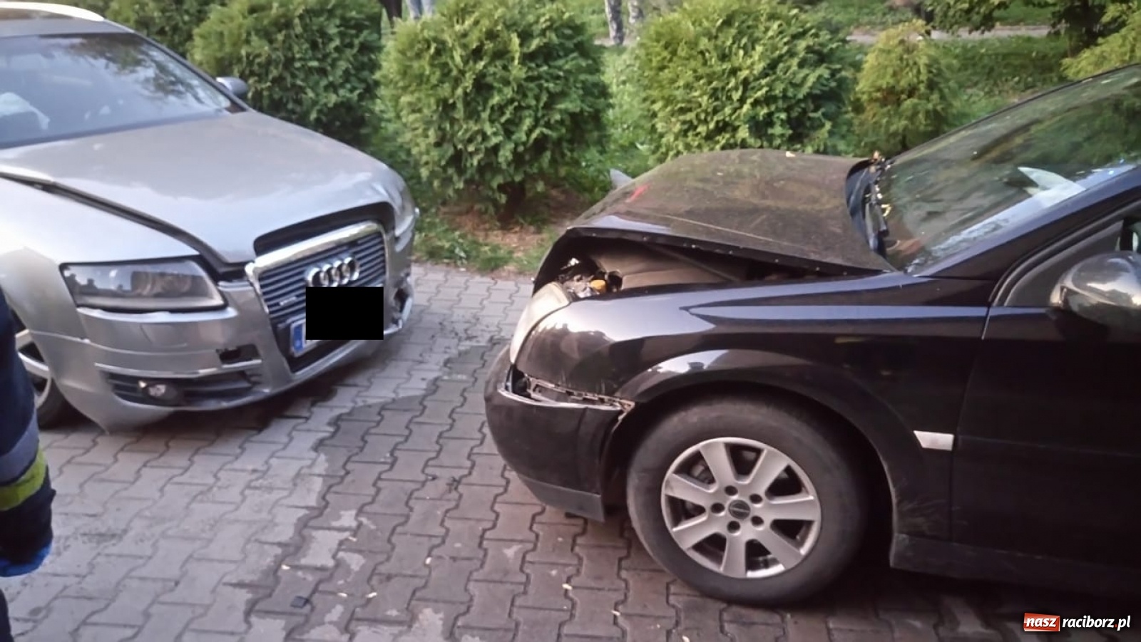 Zdjęcie w galerii na portalu naszraciborz.pl: Audi i opel zderzyły się pod kościołem  wiadomości z regionu