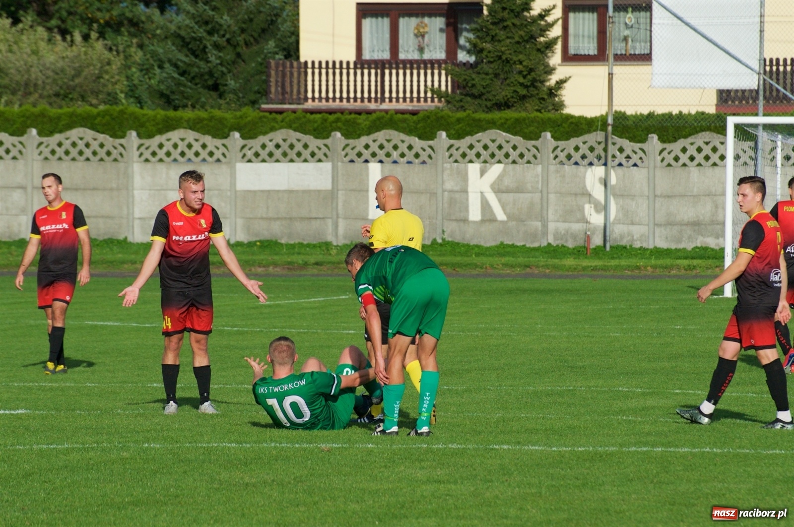 Zdjęcie w galerii na portalu naszraciborz.pl: Klasa okręgowa. Dobra passa piłkarzy Tworkowa trwa [FOTO] wiadomości z regionu