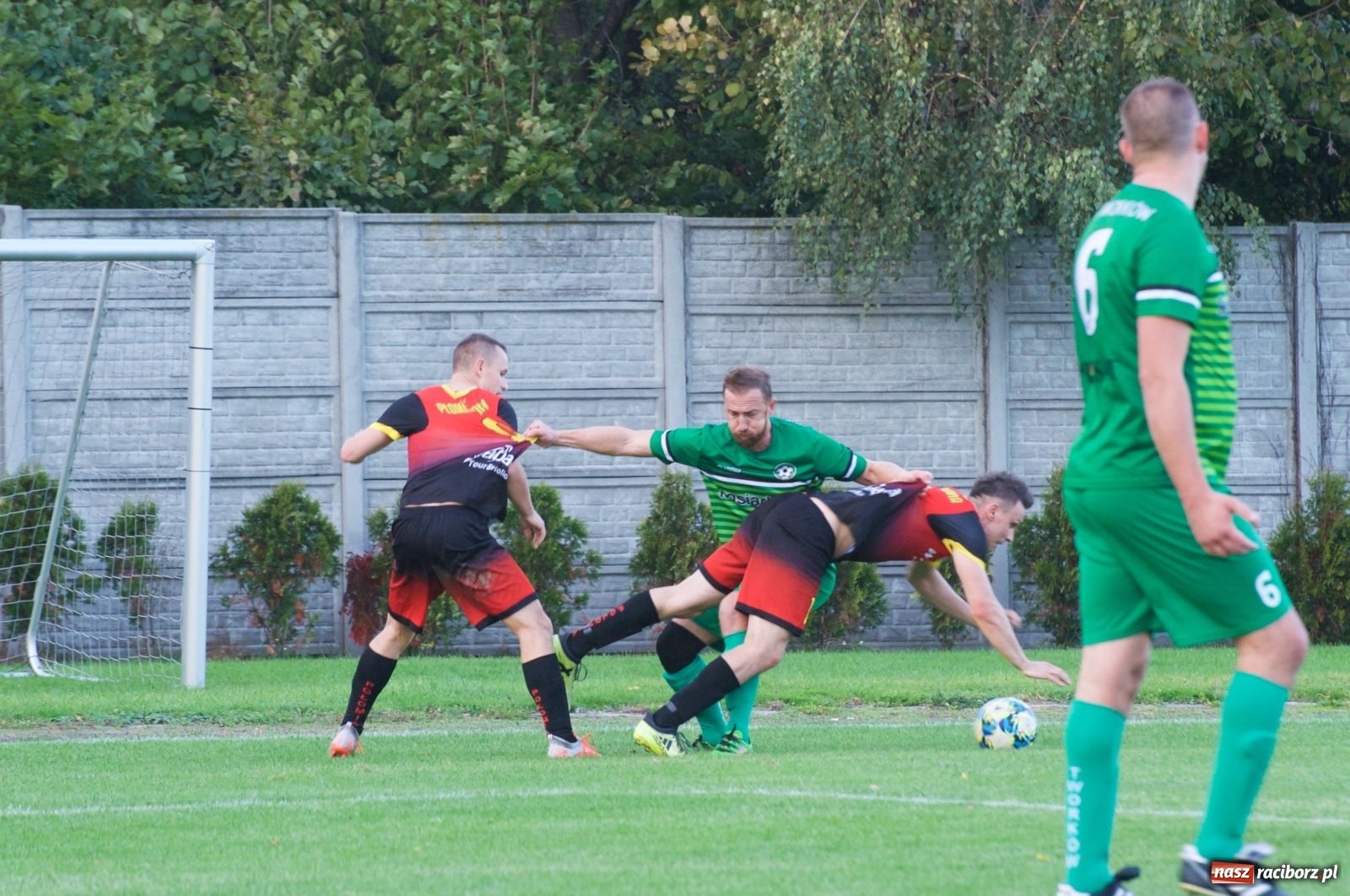 Zdjęcie w galerii na portalu naszraciborz.pl: Klasa okręgowa. Dobra passa piłkarzy Tworkowa trwa [FOTO] wiadomości z regionu