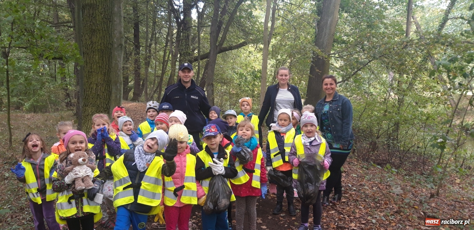 Zdjęcie w galerii na portalu naszraciborz.pl: Przedszkolaki z Rud sprzątały świat wiadomości z regionu