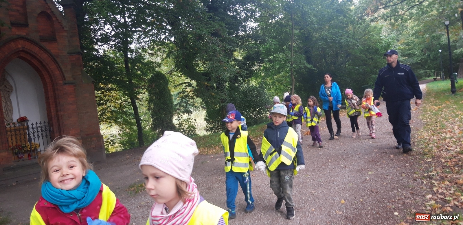 Zdjęcie w galerii na portalu naszraciborz.pl: Przedszkolaki z Rud sprzątały świat wiadomości z regionu