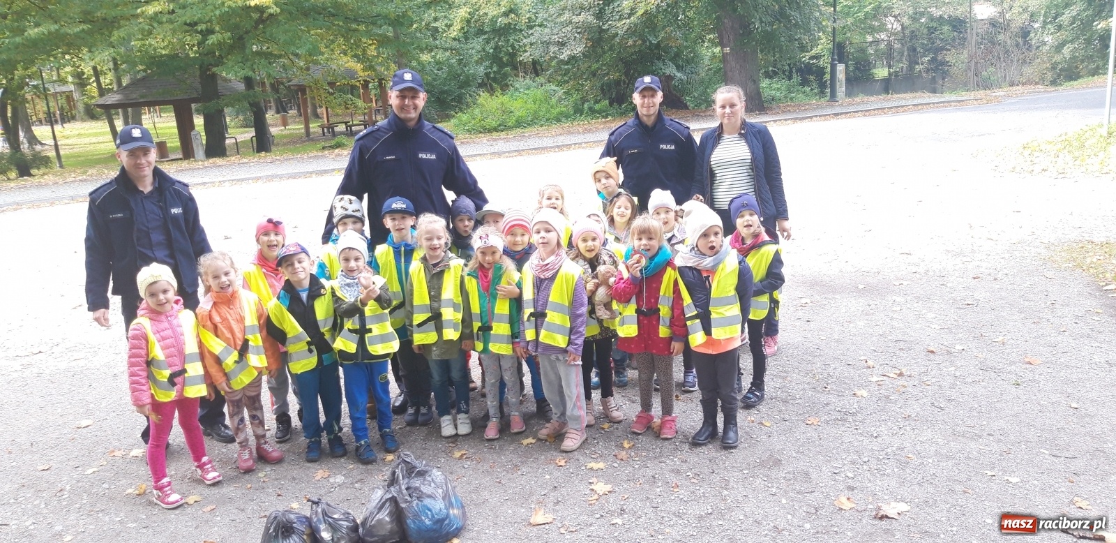 Zdjęcie w galerii na portalu naszraciborz.pl: Przedszkolaki z Rud sprzątały świat wiadomości z regionu