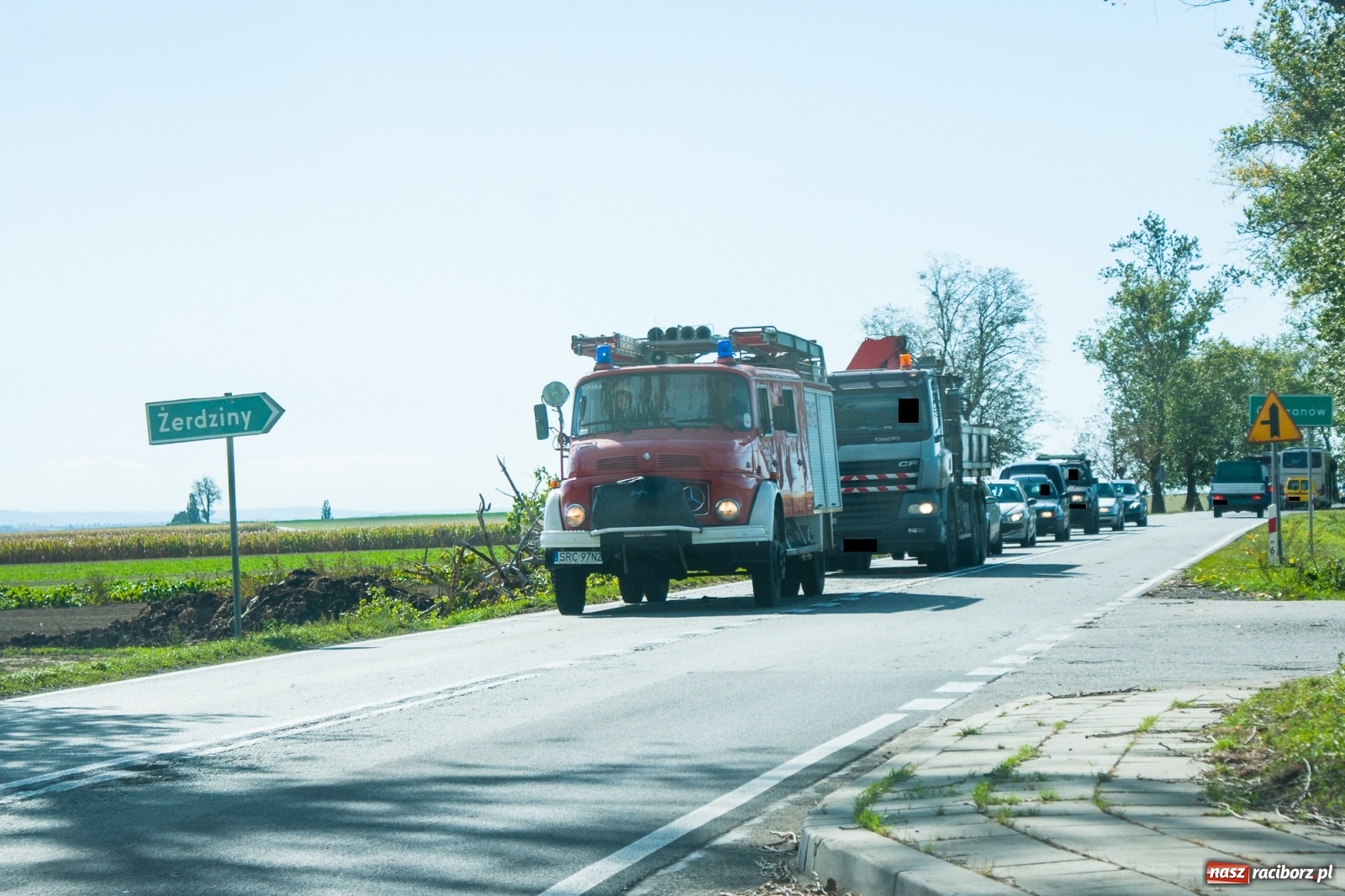 Zdjęcie w galerii na portalu naszraciborz.pl: Drzewo uszkodziło autobus. Pożar samochodu w Pawłowie wiadomości z regionu