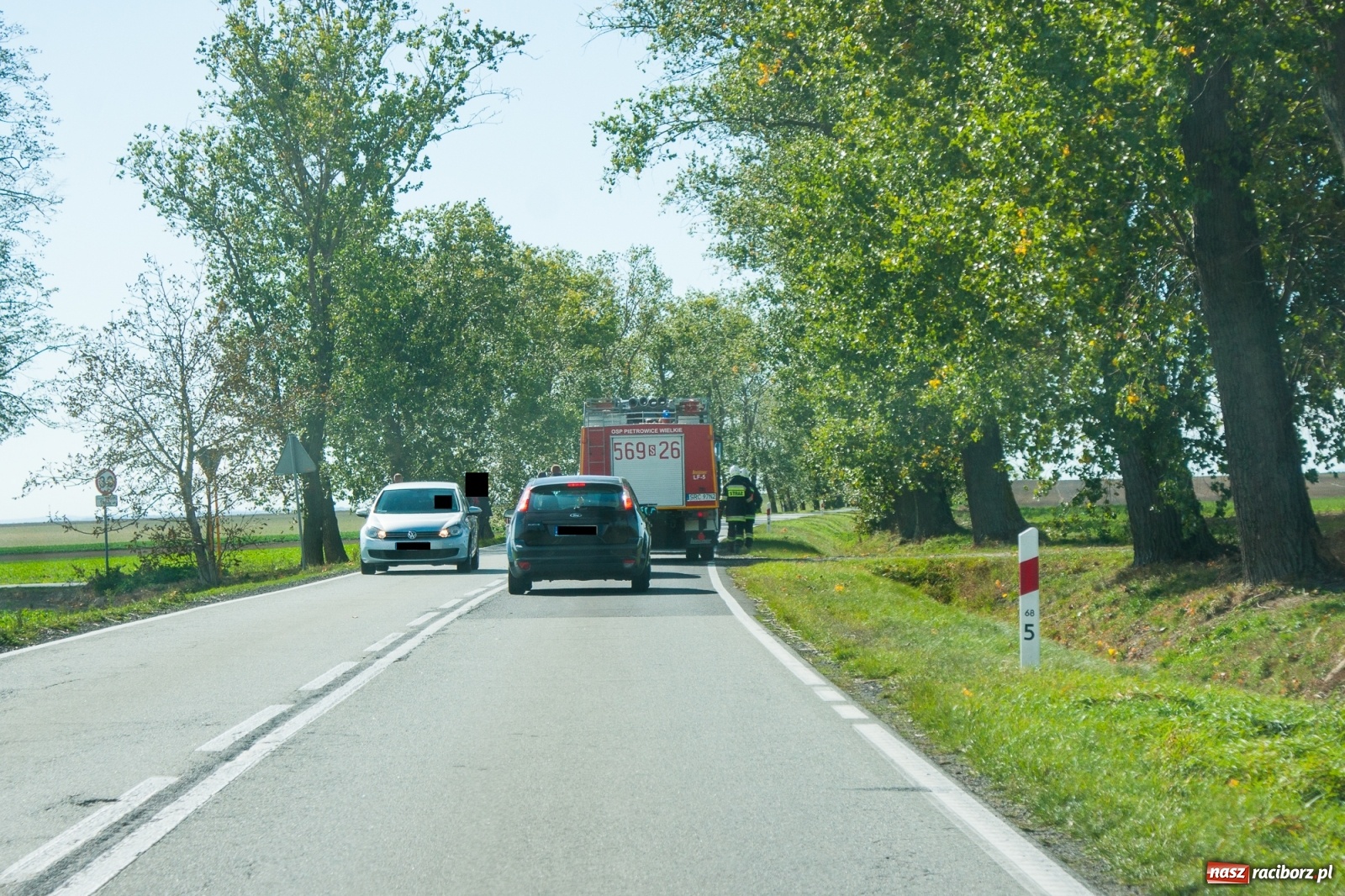 Zdjęcie w galerii na portalu naszraciborz.pl: Drzewo uszkodziło autobus. Pożar samochodu w Pawłowie wiadomości z regionu