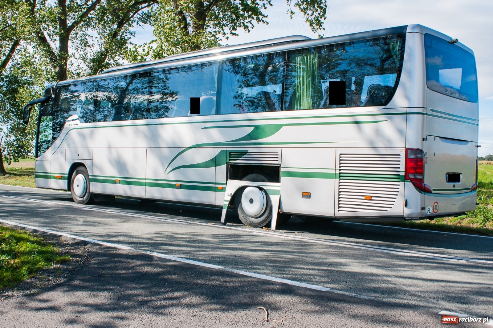 Zdjęcie w galerii na portalu naszraciborz.pl: Drzewo uszkodziło autobus. Pożar samochodu w Pawłowie wiadomości z regionu