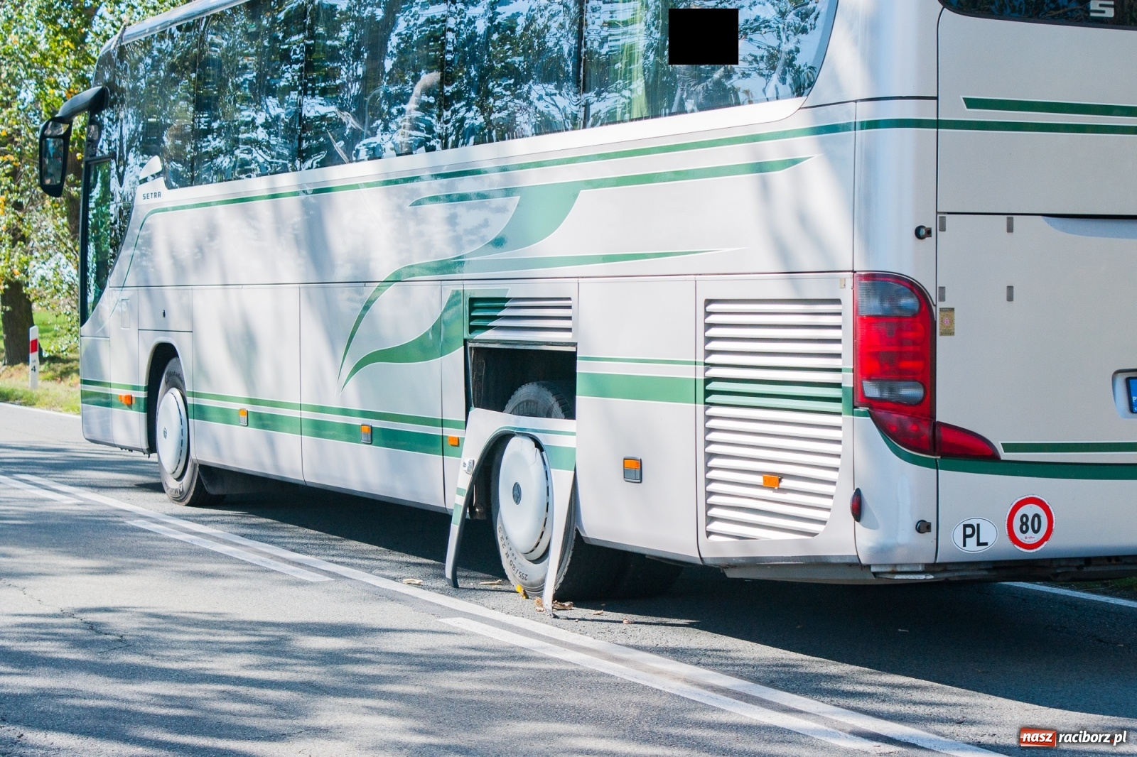 Zdjęcie w galerii na portalu naszraciborz.pl: Drzewo uszkodziło autobus. Pożar samochodu w Pawłowie wiadomości z regionu
