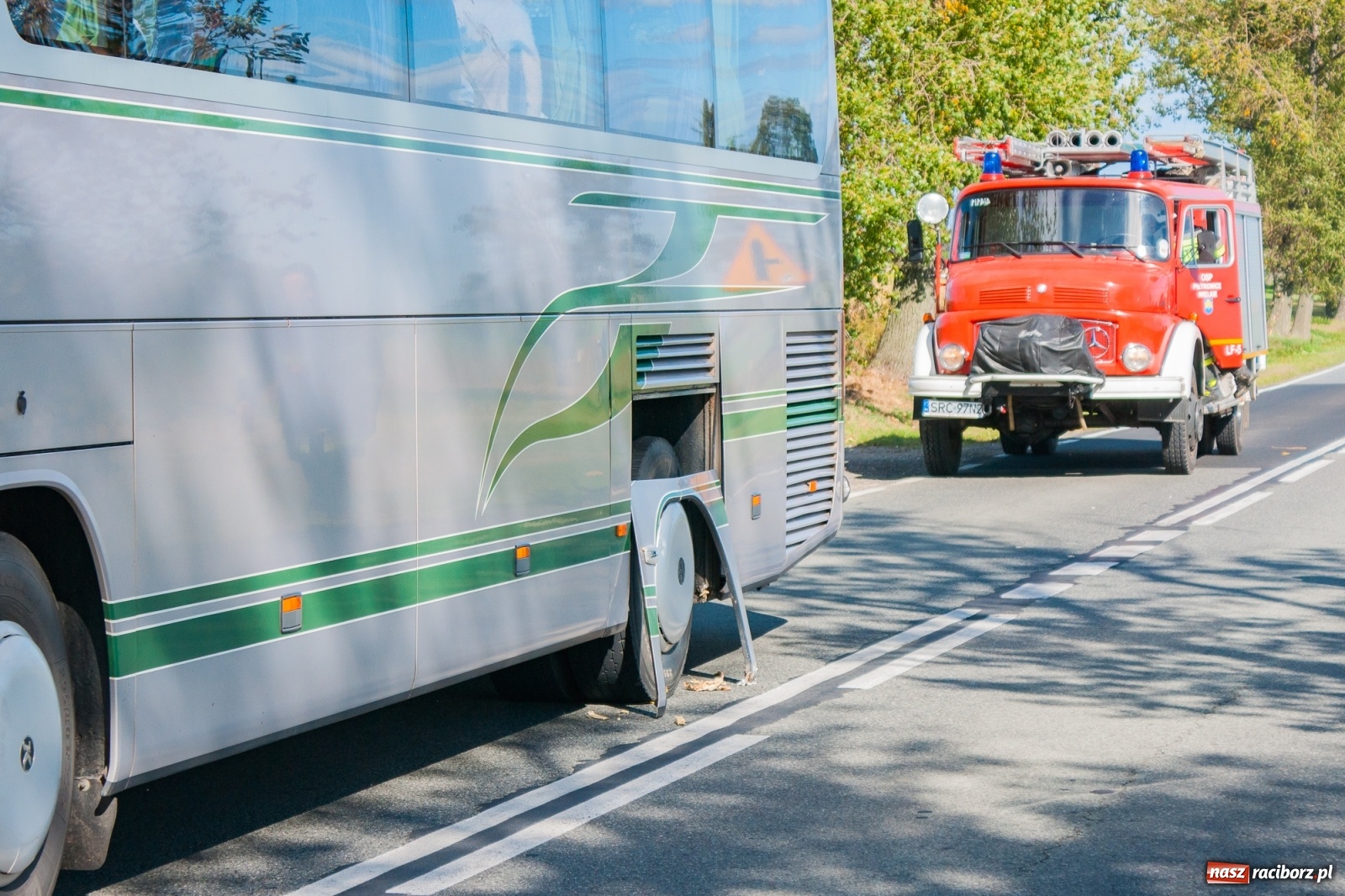 Zdjęcie w galerii na portalu naszraciborz.pl: Drzewo uszkodziło autobus. Pożar samochodu w Pawłowie wiadomości z regionu