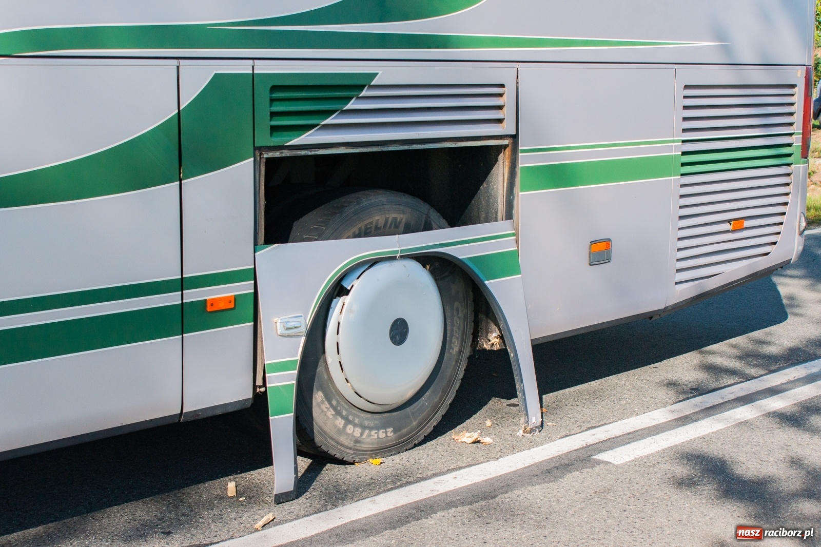 Zdjęcie w galerii na portalu naszraciborz.pl: Drzewo uszkodziło autobus. Pożar samochodu w Pawłowie wiadomości z regionu
