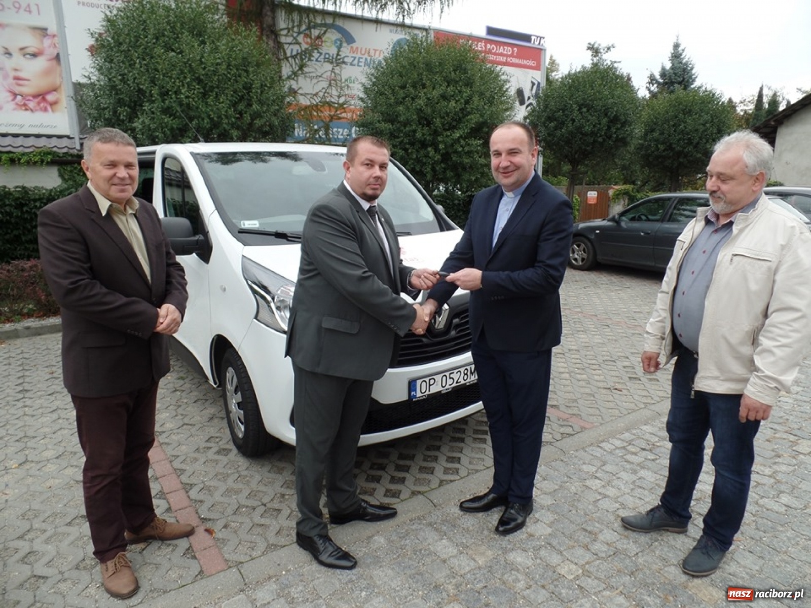 Zdjęcie w galerii na portalu naszraciborz.pl: Świetlica środowiskowa Nadzieja z nowym samochodem wiadomości z regionu