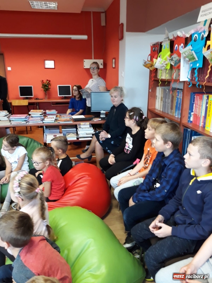 Zdjęcie w galerii na portalu naszraciborz.pl: Ogólnopolski Dzień Głośnego Czytania w SP 1  wiadomości z regionu