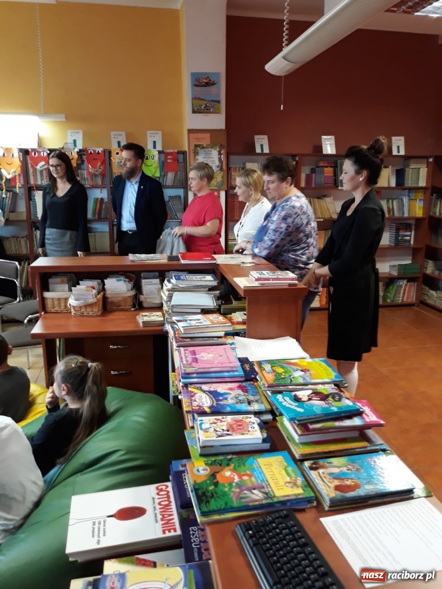 Zdjęcie w galerii na portalu naszraciborz.pl: Ogólnopolski Dzień Głośnego Czytania w SP 1  wiadomości z regionu