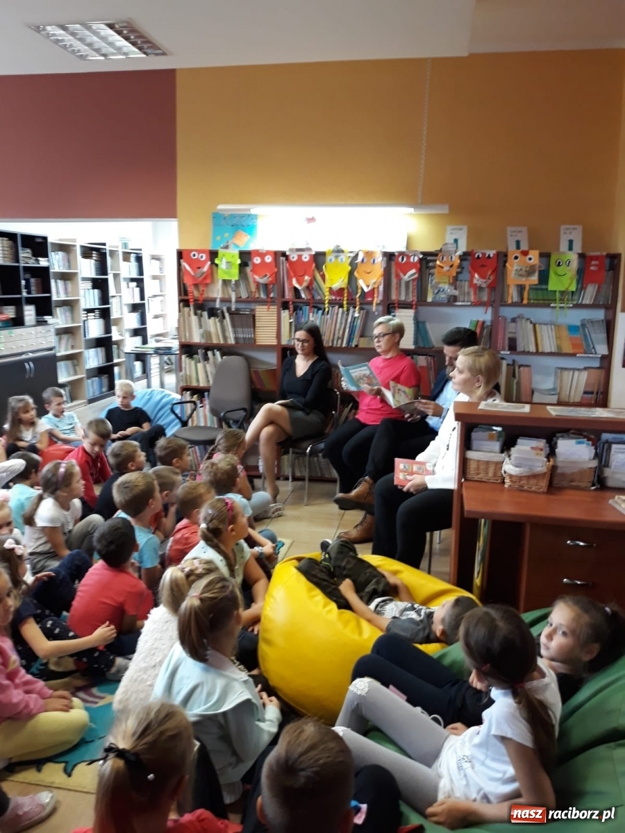 Zdjęcie w galerii na portalu naszraciborz.pl: Ogólnopolski Dzień Głośnego Czytania w SP 1  wiadomości z regionu