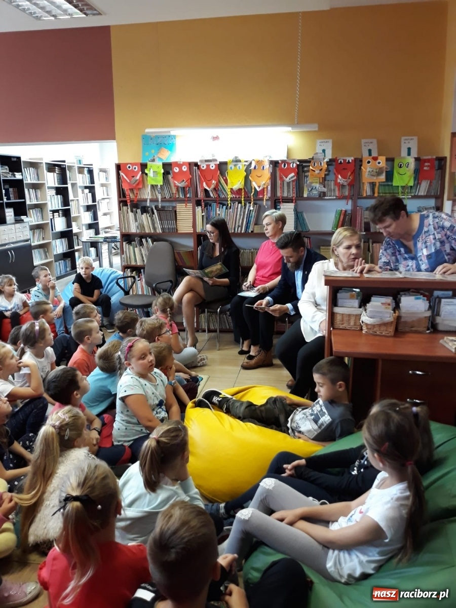 Zdjęcie w galerii na portalu naszraciborz.pl: Ogólnopolski Dzień Głośnego Czytania w SP 1  wiadomości z regionu