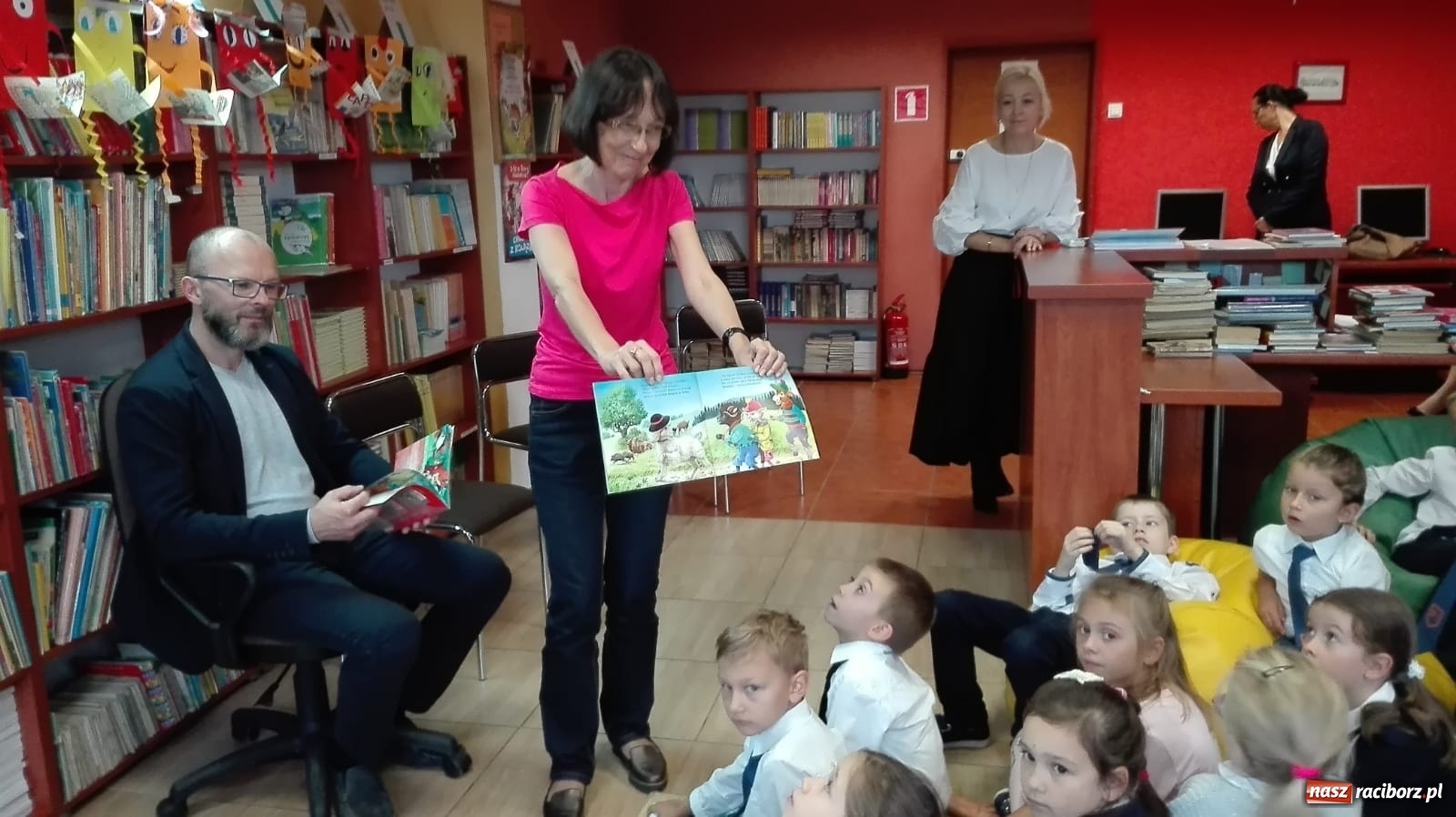 Zdjęcie w galerii na portalu naszraciborz.pl: Ogólnopolski Dzień Głośnego Czytania w SP 1  wiadomości z regionu