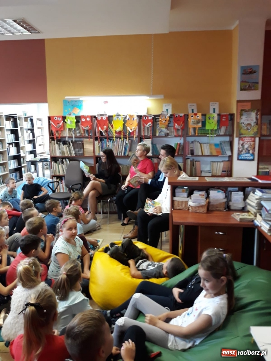 Zdjęcie w galerii na portalu naszraciborz.pl: Ogólnopolski Dzień Głośnego Czytania w SP 1  wiadomości z regionu