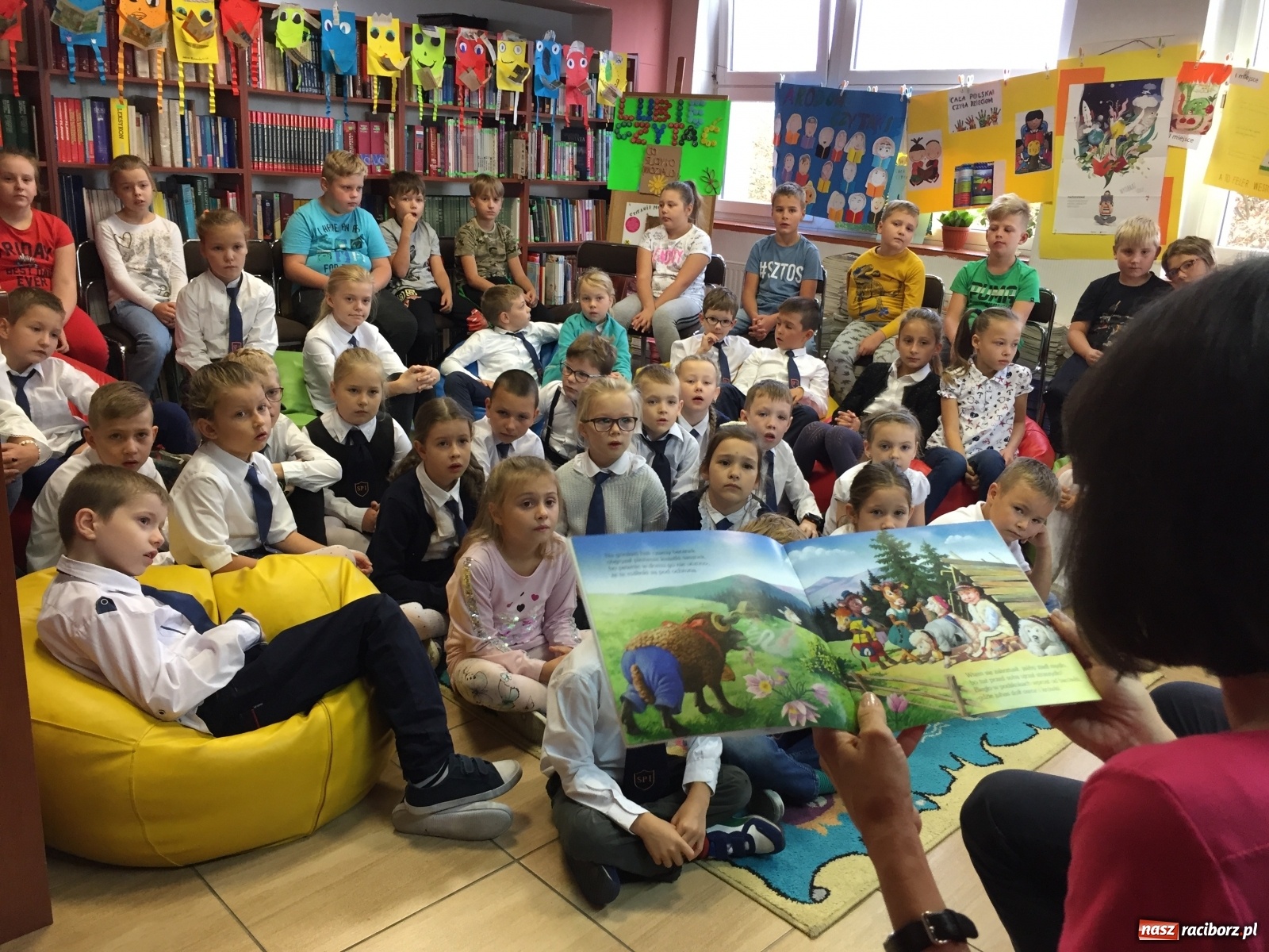 Zdjęcie w galerii na portalu naszraciborz.pl: Ogólnopolski Dzień Głośnego Czytania w SP 1  wiadomości z regionu