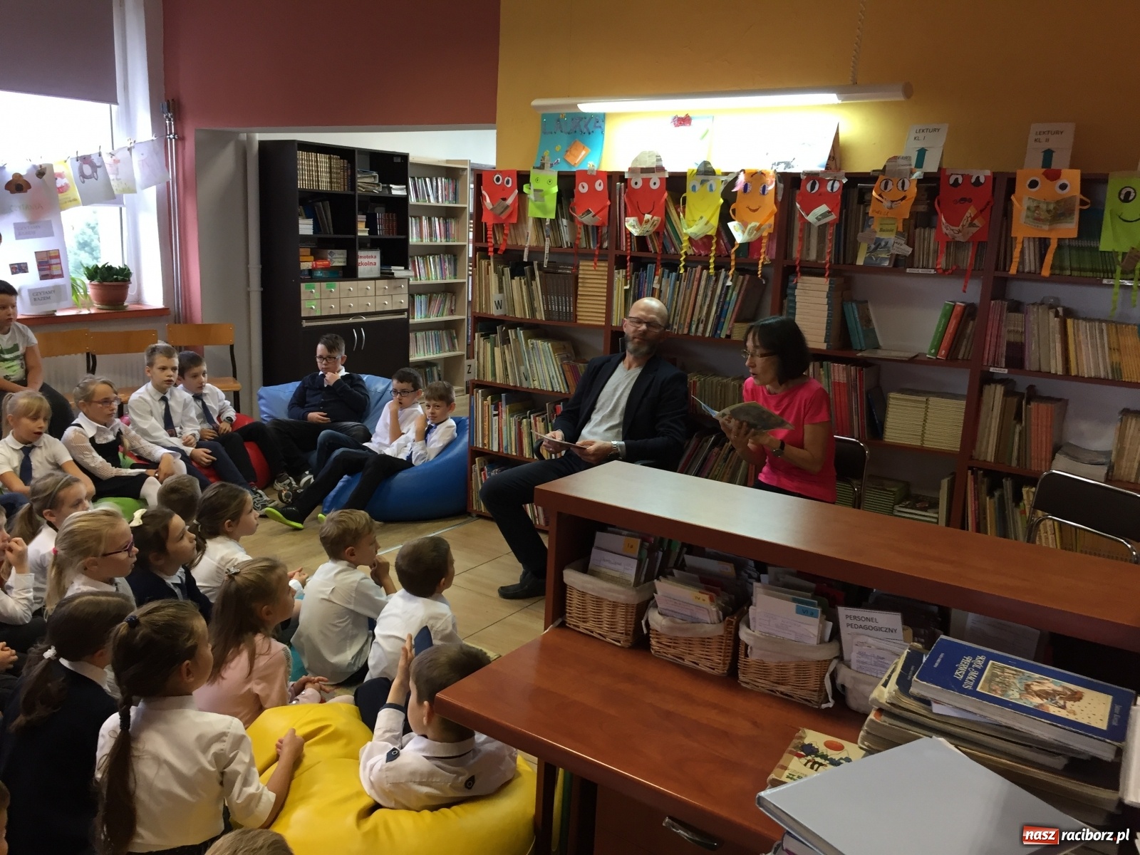 Zdjęcie w galerii na portalu naszraciborz.pl: Ogólnopolski Dzień Głośnego Czytania w SP 1  wiadomości z regionu