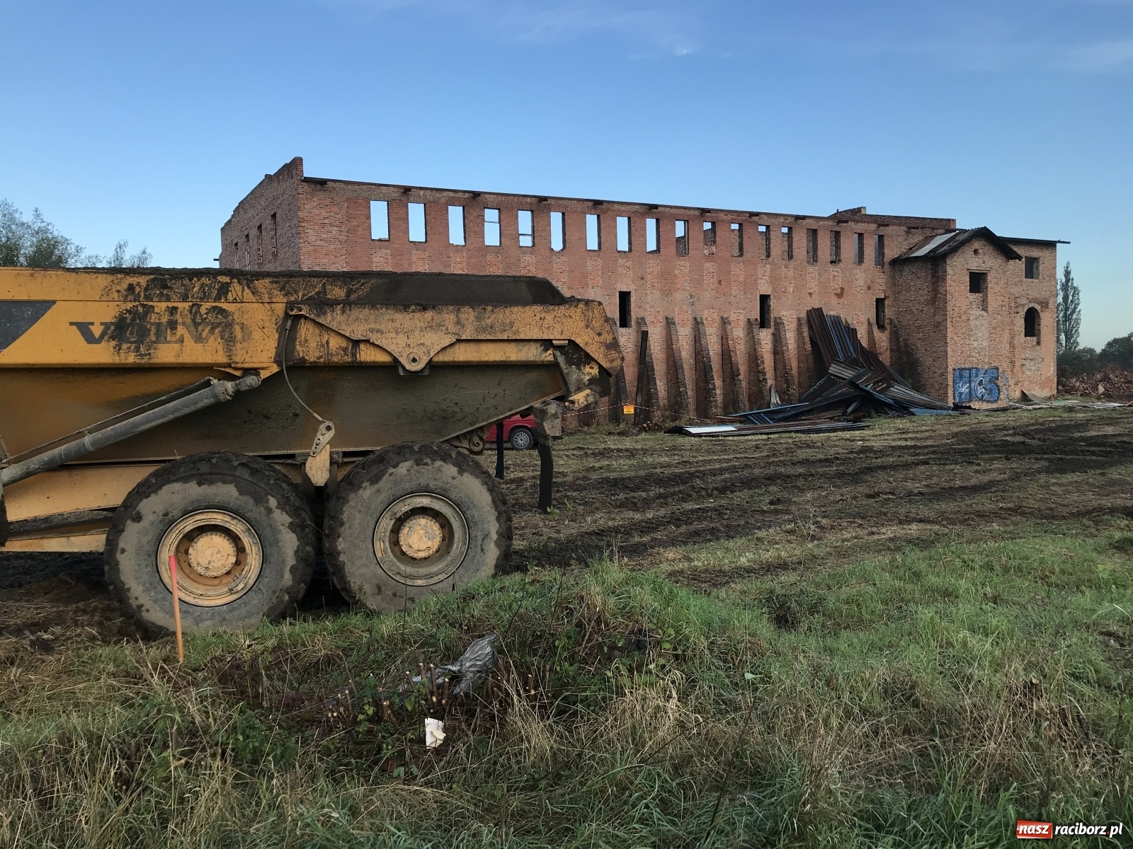 Zdjęcie w galerii na portalu naszraciborz.pl: Rozpoczęto wyburzanie starej cegielni na Ostrogu. Wiemy, co tu powstanie!  wiadomości z regionu