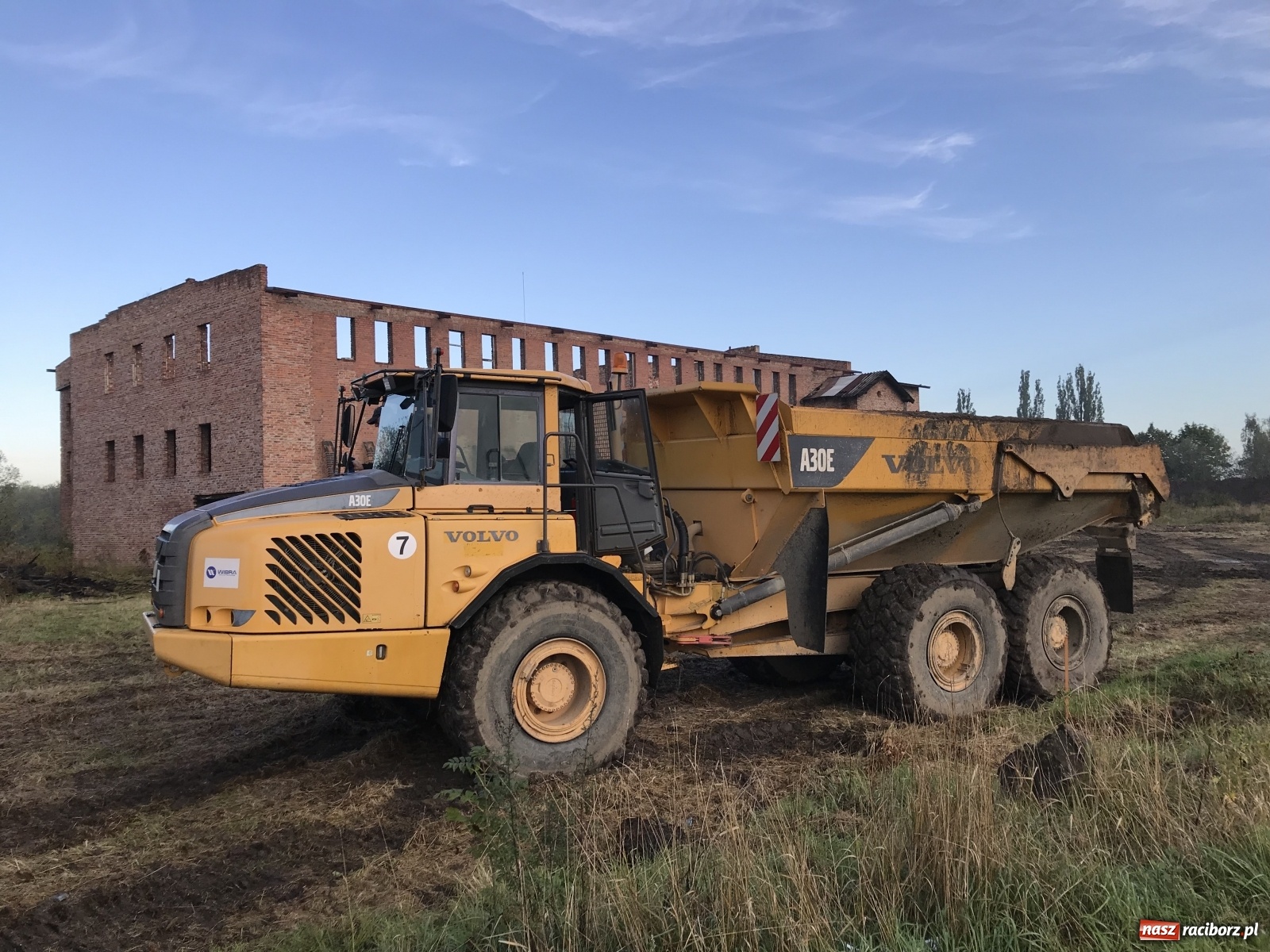 Zdjęcie w galerii na portalu naszraciborz.pl: Rozpoczęto wyburzanie starej cegielni na Ostrogu. Wiemy, co tu powstanie!  wiadomości z regionu