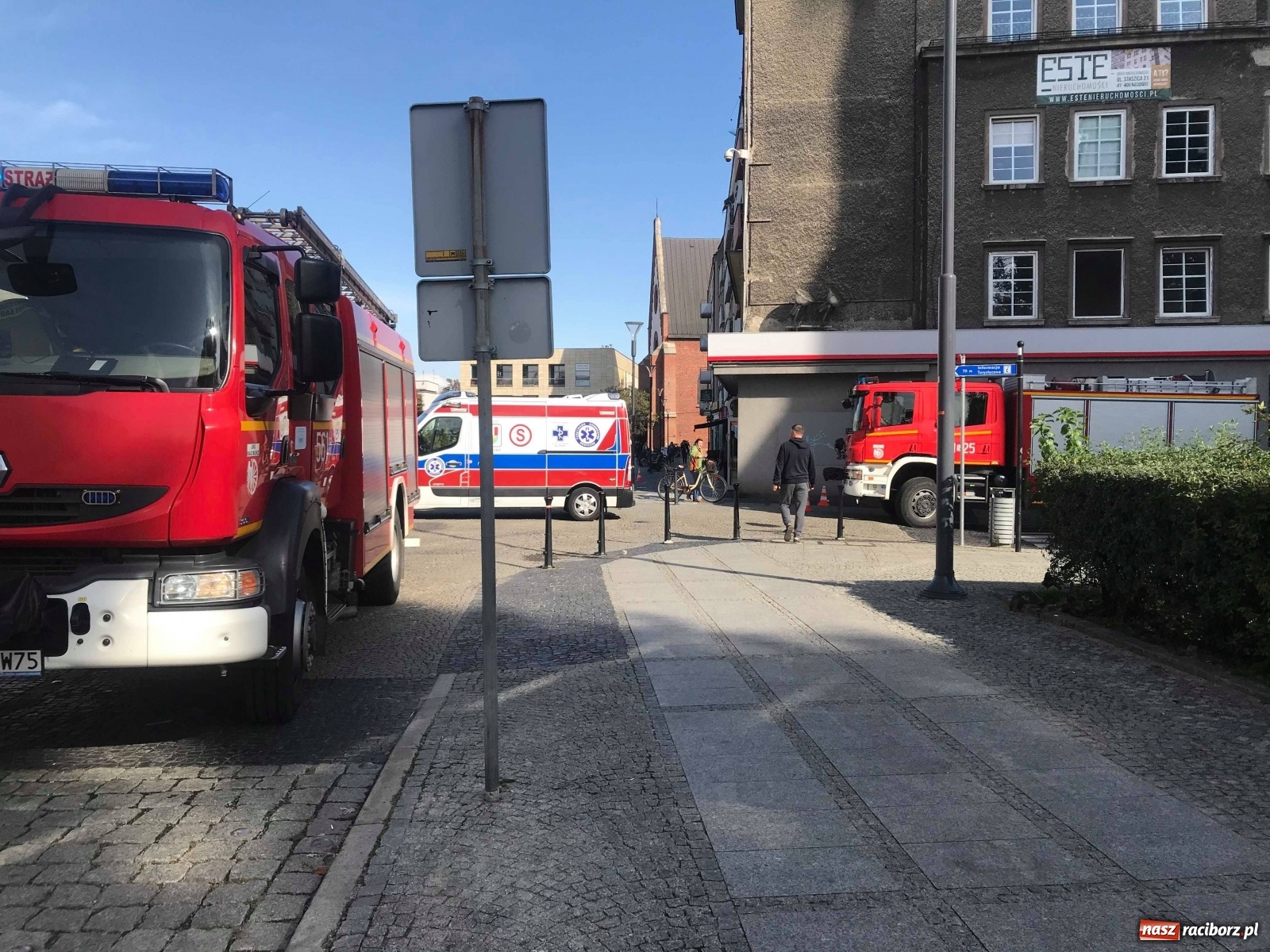 Zdjęcie w galerii na portalu naszraciborz.pl: Strażacy interweniowali w szkole przy Rynku. Uczeń rozpylił gaz pieprzowy wiadomości z regionu