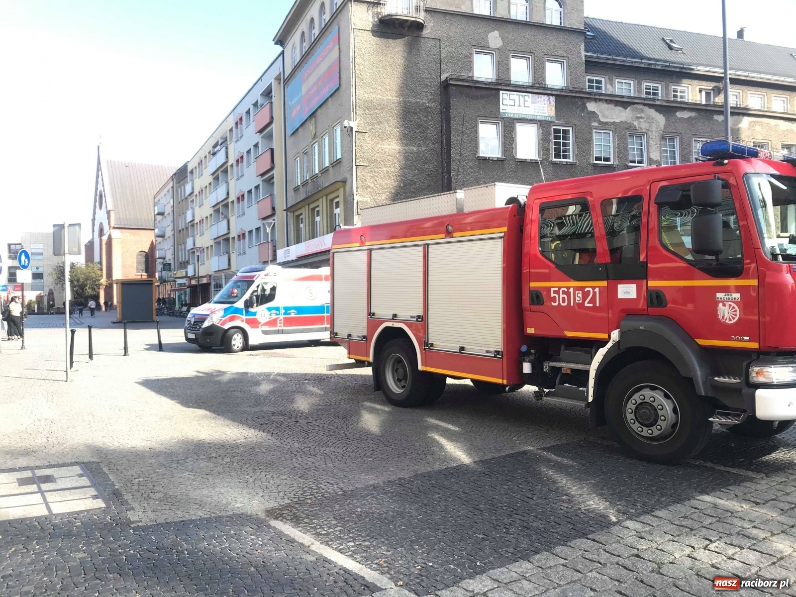 Zdjęcie w galerii na portalu naszraciborz.pl: Strażacy interweniowali w szkole przy Rynku. Uczeń rozpylił gaz pieprzowy wiadomości z regionu